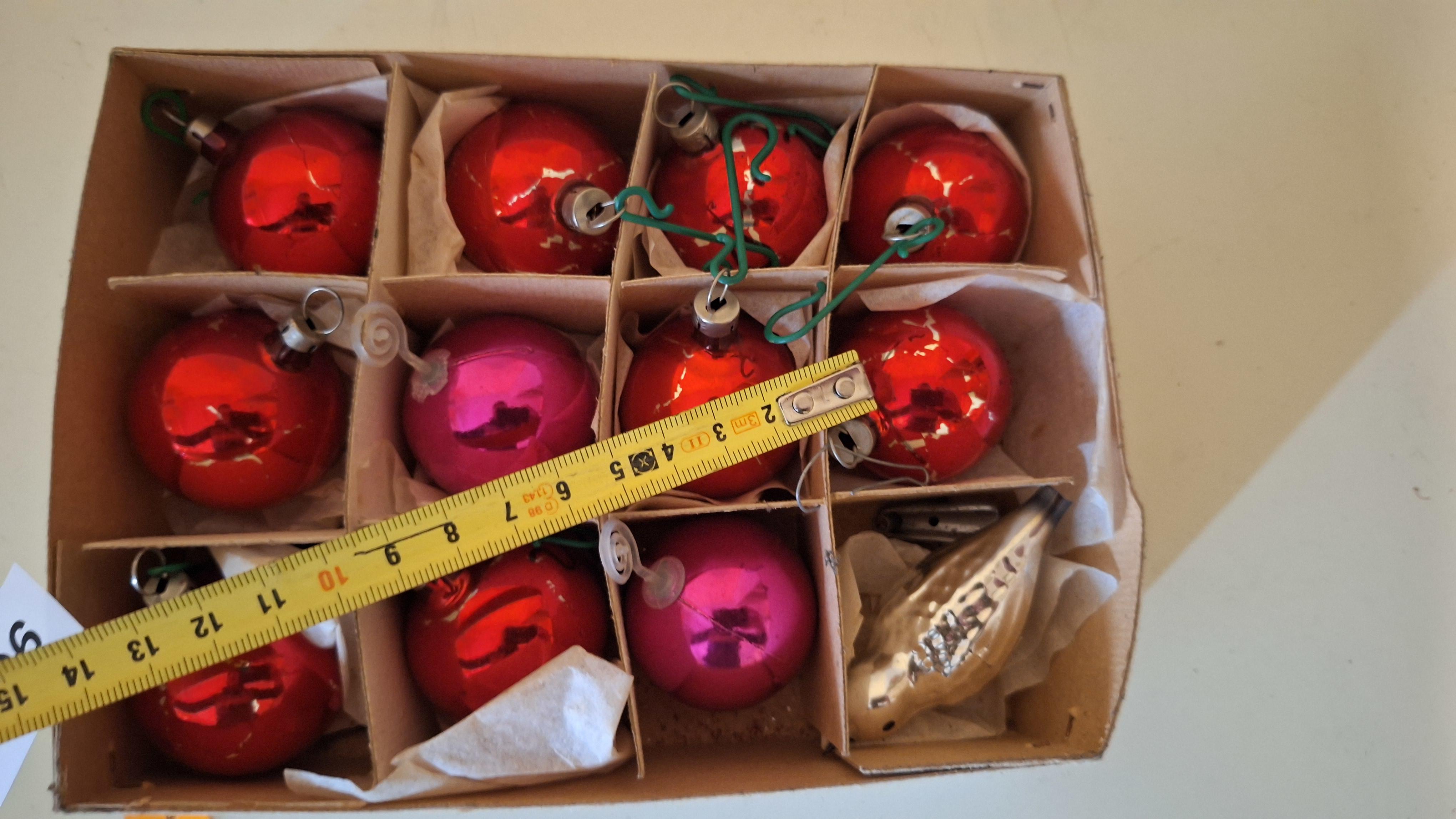 Kartonnen doosje met 12 vintage glazen kerstballen in rode en roze tinten waaronder één vogelvormig ornament – foto 2 – kavel bij Goeiendeal, Houthalen-Helchteren