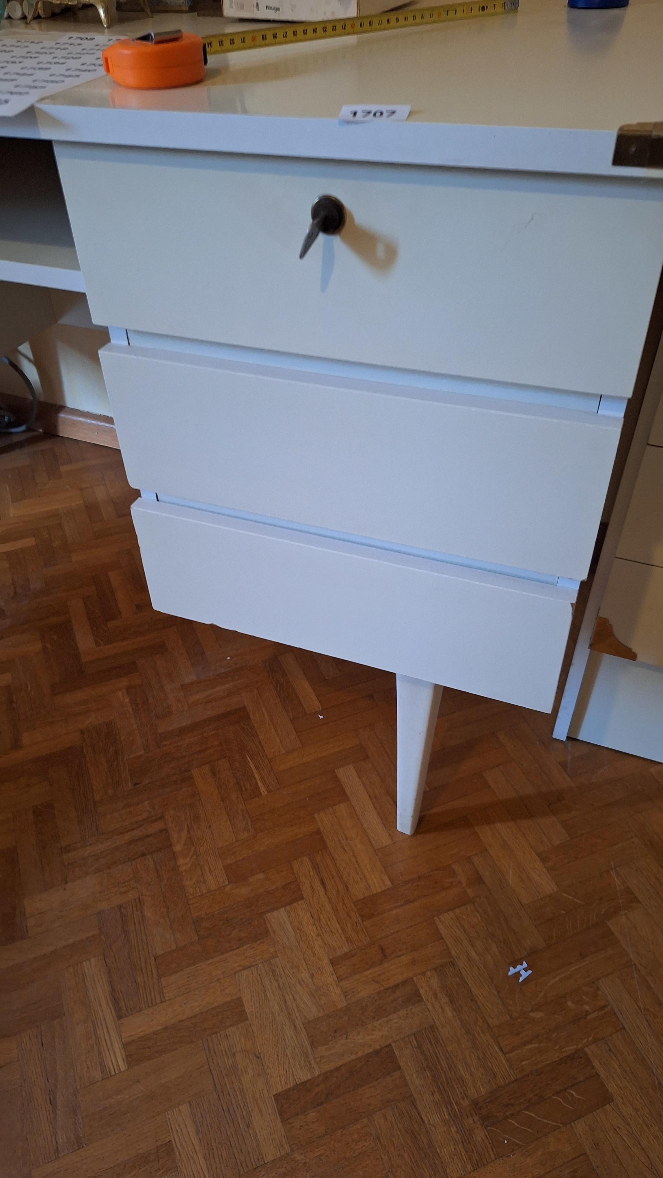 Wit bureau met schuin geplaatste poten voorzien van drie laden aan de rechterzijde en een opbergkastje aan de linkerzijde – foto 2 – kavel bij Goeiendeal, Houthalen-Helchteren