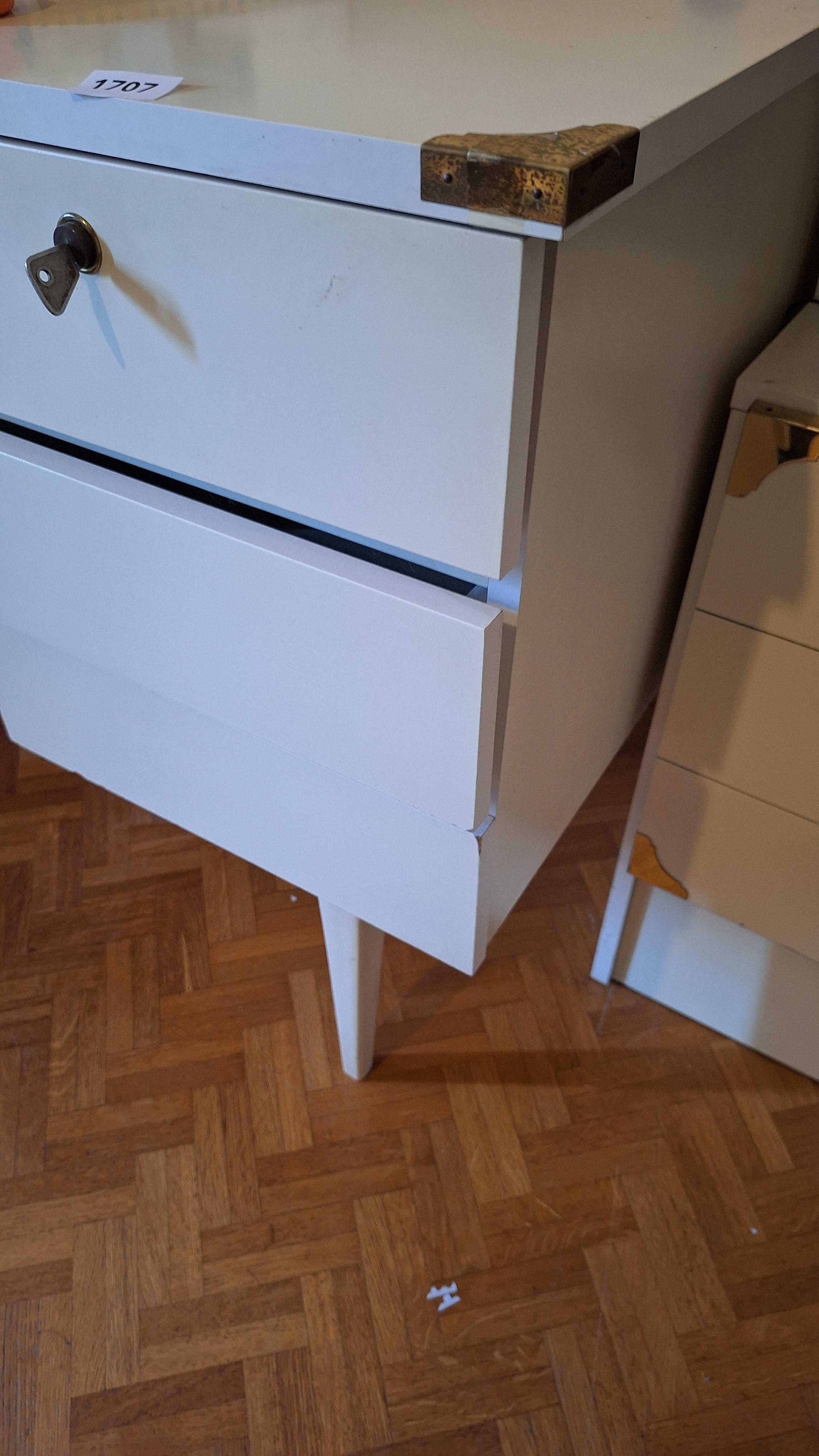 Wit bureau met schuin geplaatste poten voorzien van drie laden aan de rechterzijde en een opbergkastje aan de linkerzijde – foto 3 – kavel bij Goeiendeal, Houthalen-Helchteren