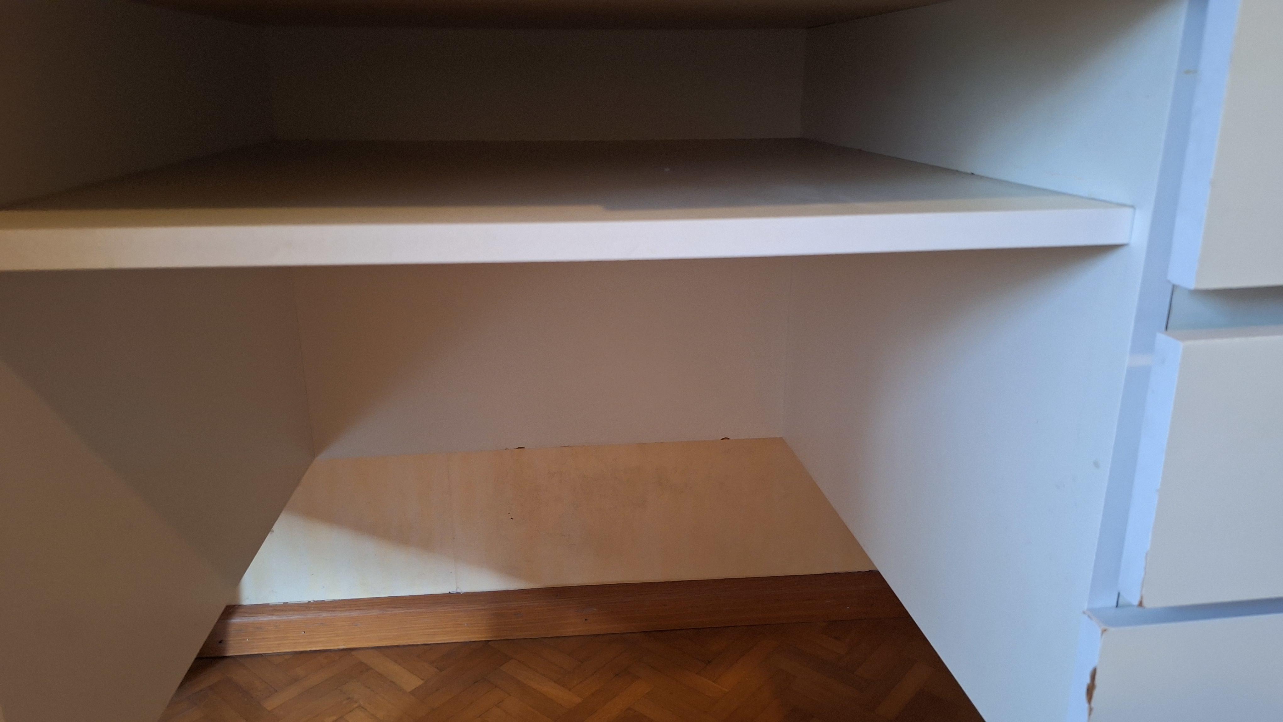 Wit bureau met schuin geplaatste poten voorzien van drie laden aan de rechterzijde en een opbergkastje aan de linkerzijde – foto 4 – kavel bij Goeiendeal, Houthalen-Helchteren