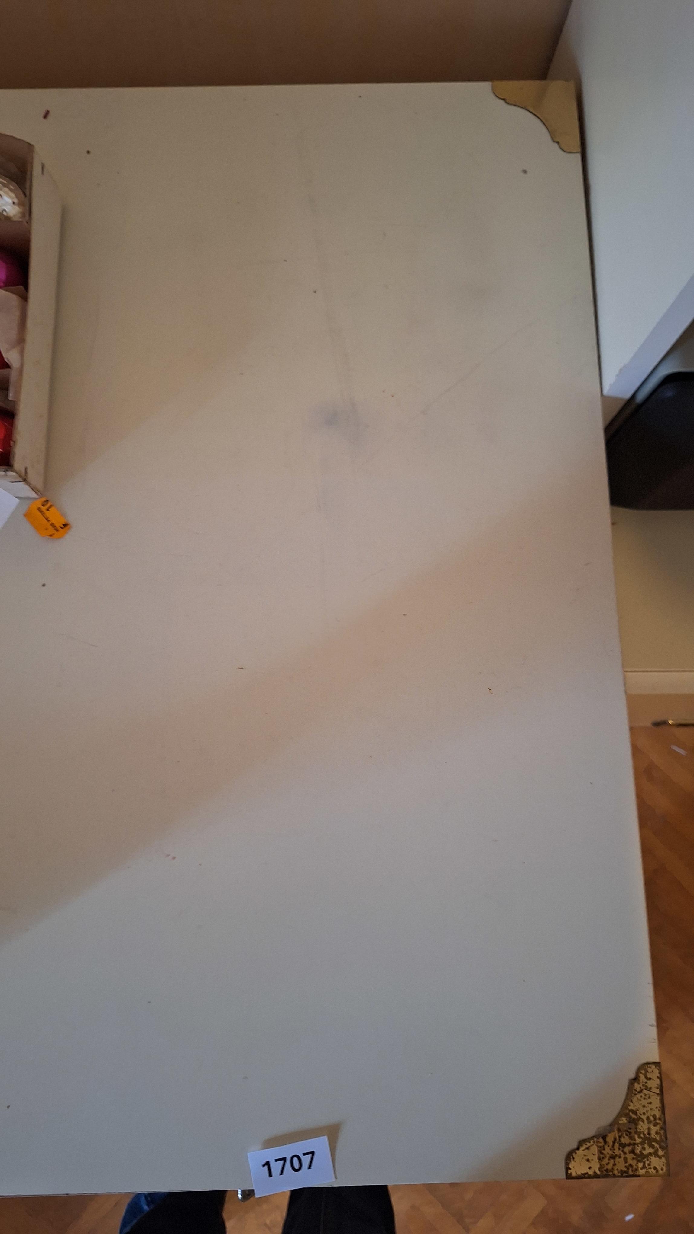 Wit bureau met schuin geplaatste poten voorzien van drie laden aan de rechterzijde en een opbergkastje aan de linkerzijde – foto 5 – kavel bij Goeiendeal, Houthalen-Helchteren