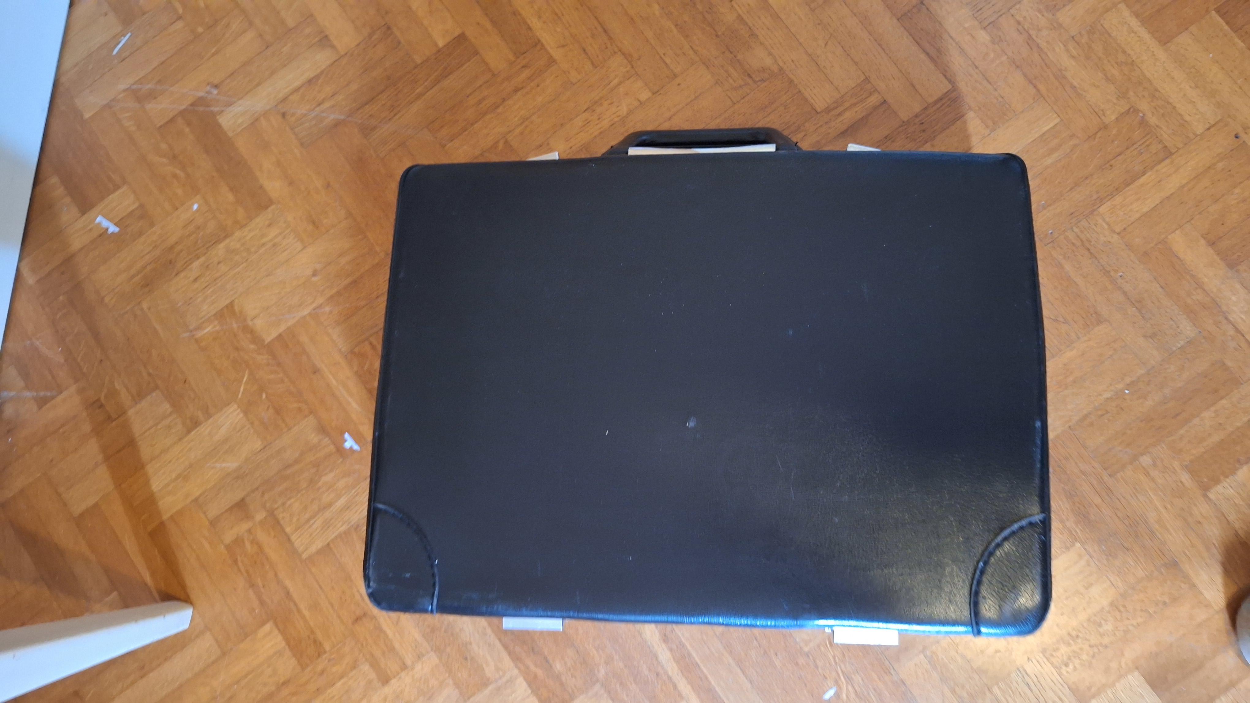 Zwarte rechthoekige koffer met een stevig handvat en metalen sluitingen – foto 4 – kavel bij Goeiendeal, Houthalen-Helchteren