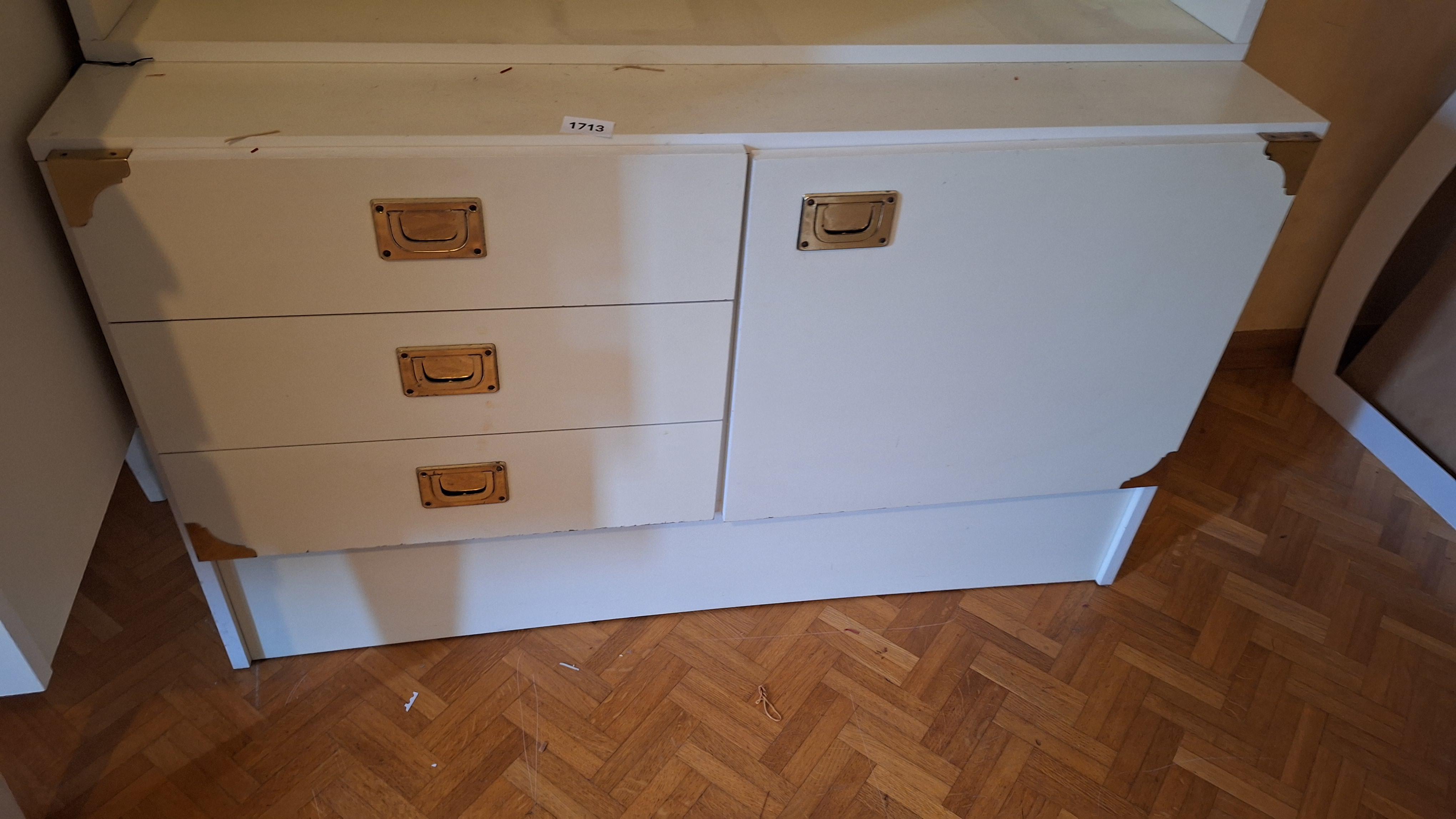 Witte boekenkast met vier legplanken en een onderkast voorzien van drie laden en een deurtje exclusief inhoud – foto 2 – kavel bij Goeiendeal, Houthalen-Helchteren