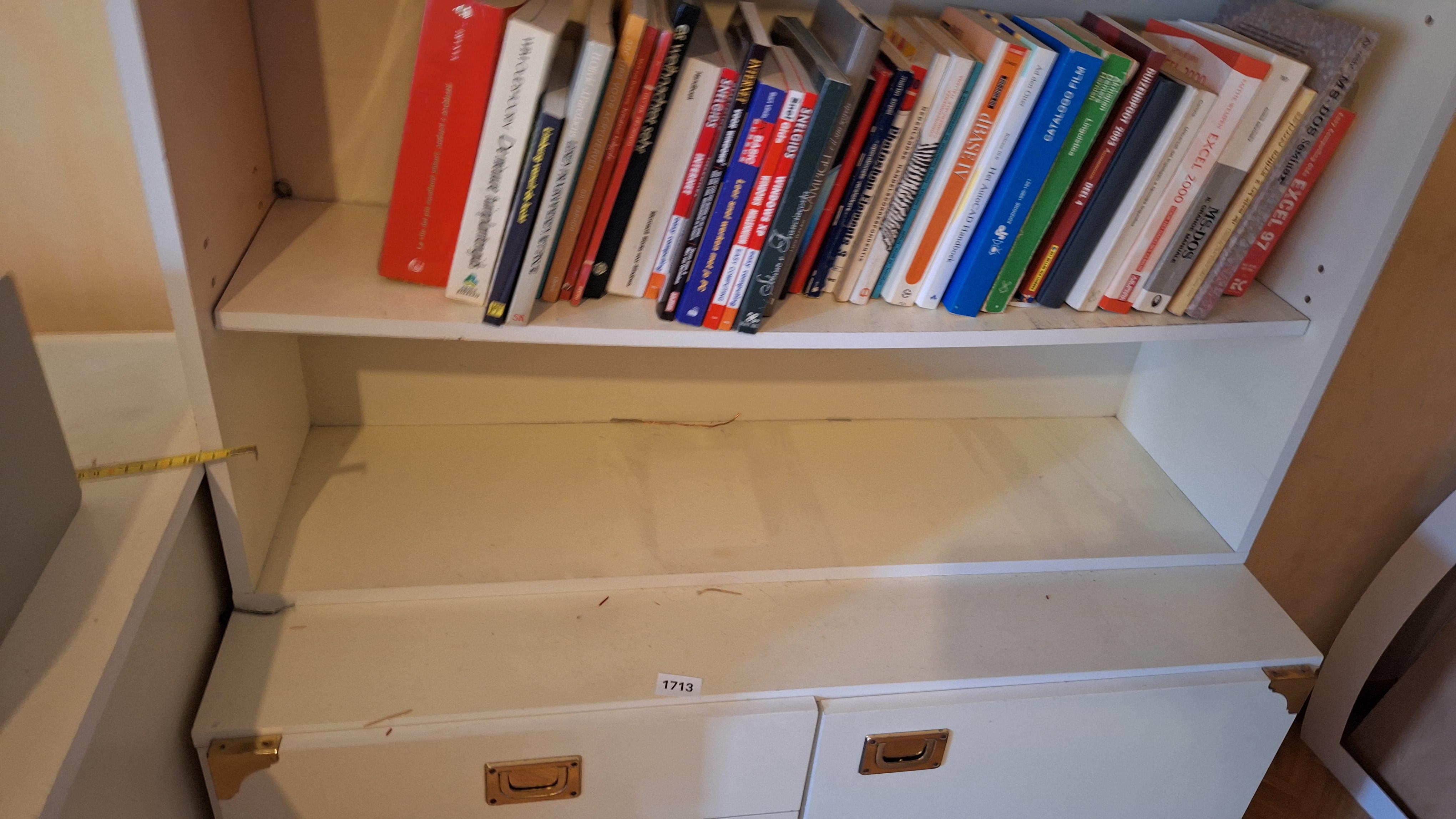 Witte boekenkast met vier legplanken en een onderkast voorzien van drie laden en een deurtje exclusief inhoud – foto 3 – kavel bij Goeiendeal, Houthalen-Helchteren