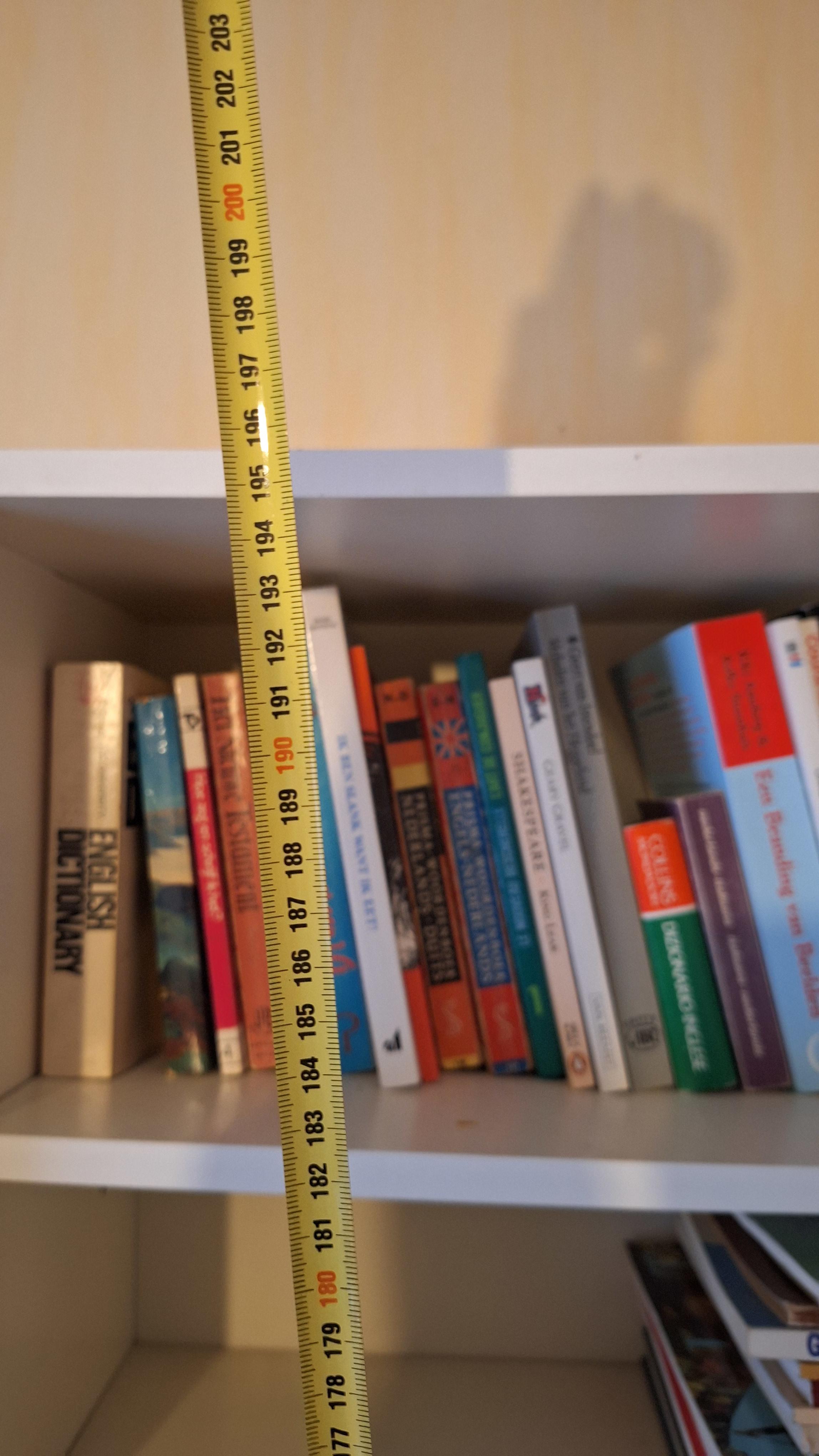 Witte boekenkast met vier legplanken en een onderkast voorzien van drie laden en een deurtje exclusief inhoud – foto 4 – kavel bij Goeiendeal, Houthalen-Helchteren