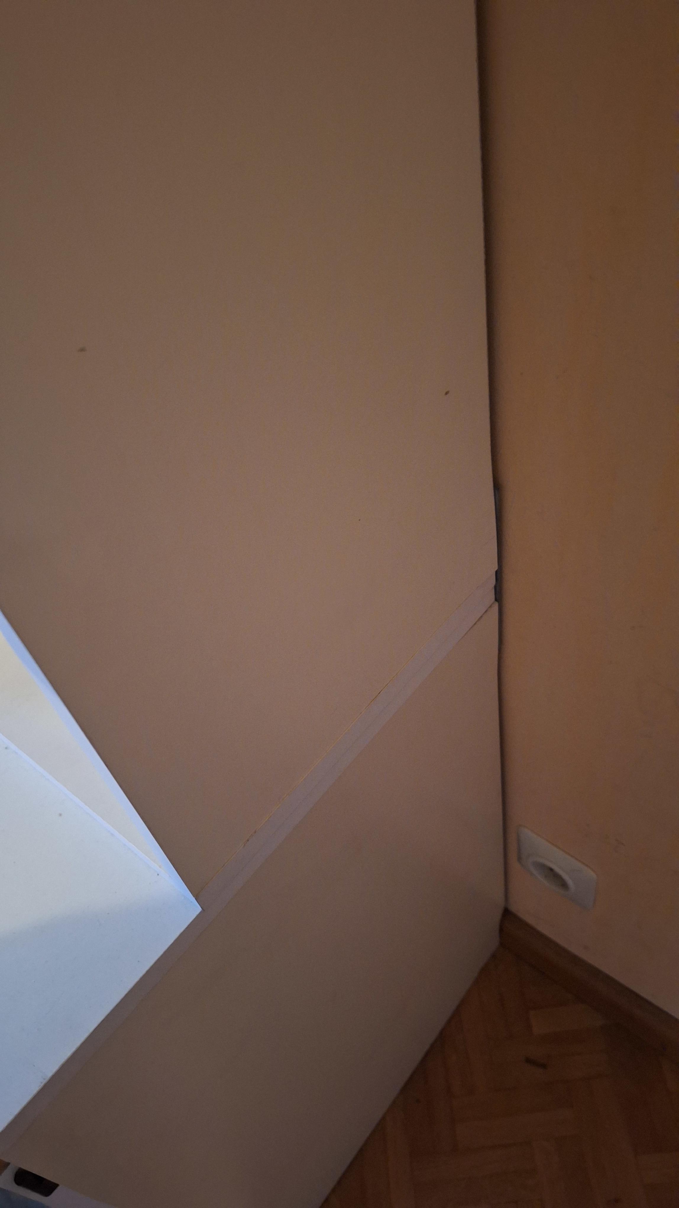 Witte boekenkast met vier legplanken en een onderkast voorzien van drie laden en een deurtje exclusief inhoud – foto 5 – kavel bij Goeiendeal, Houthalen-Helchteren