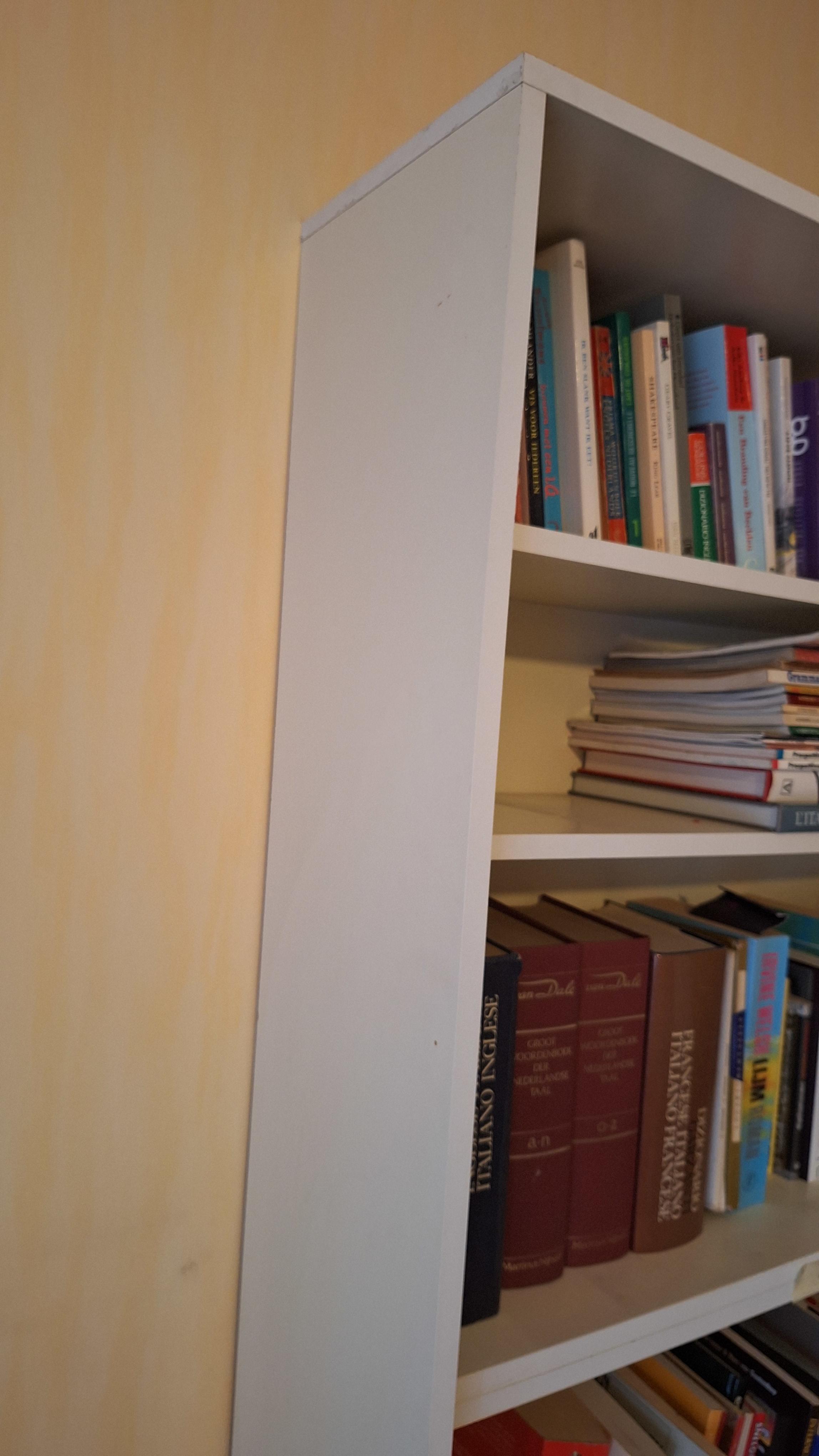 Witte boekenkast met vier legplanken en een onderkast voorzien van drie laden en een deurtje exclusief inhoud – foto 6 – kavel bij Goeiendeal, Houthalen-Helchteren