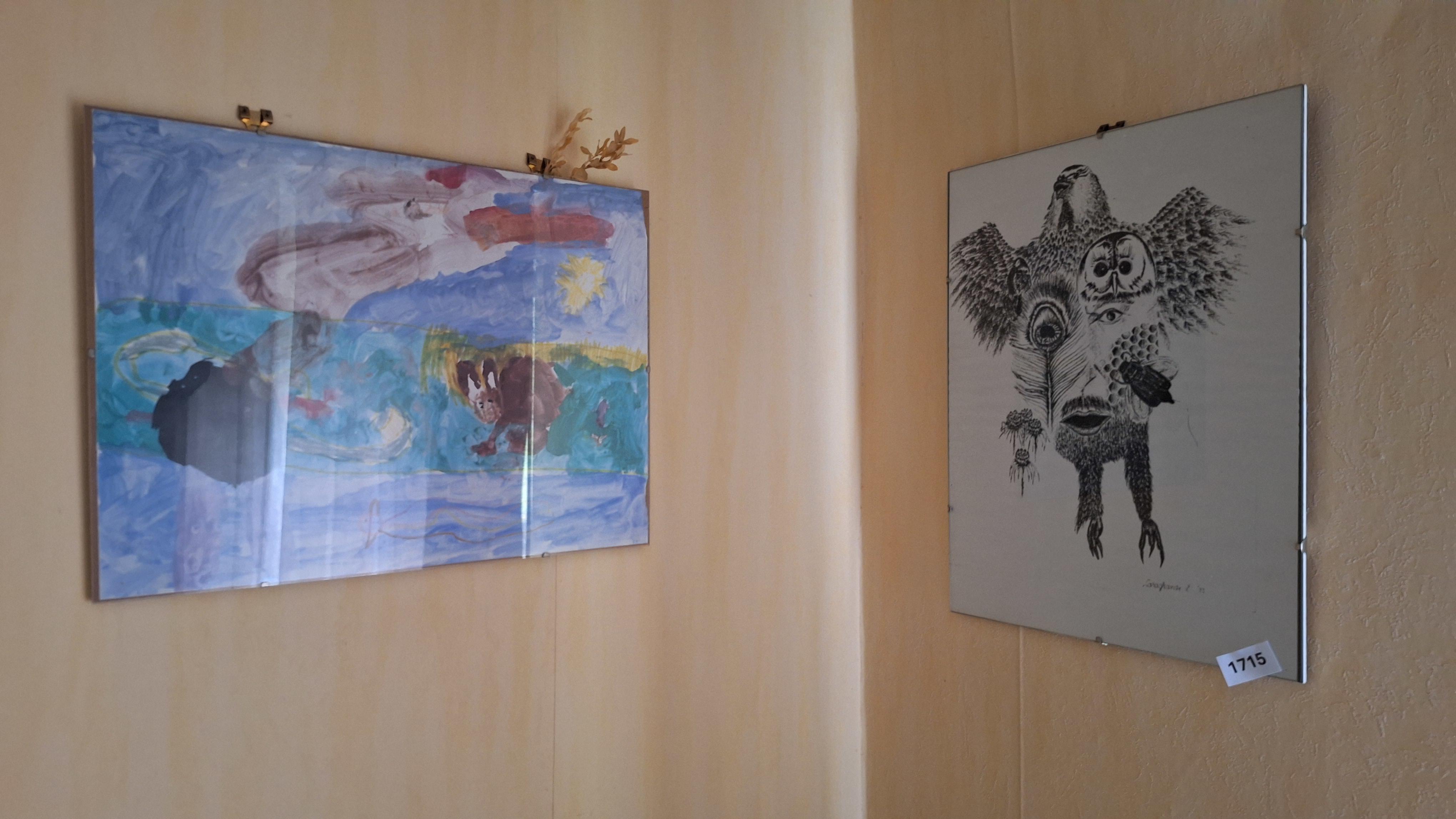 Set van 2 diverse ingelijste wanddecoraties waaronder een kindertekening en een abstracte zwart-wit prent – kavel bij Goeiendeal, Houthalen-Helchteren