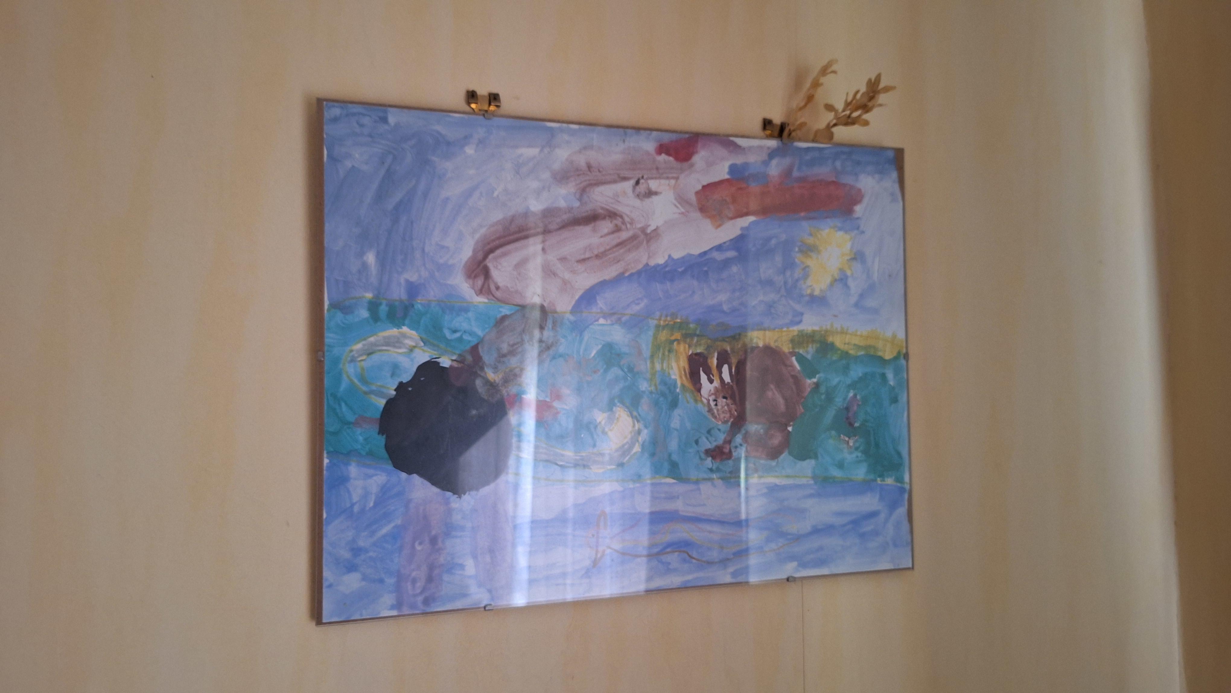 Set van 2 diverse ingelijste wanddecoraties waaronder een kindertekening en een abstracte zwart-wit prent – foto 3 – kavel bij Goeiendeal, Houthalen-Helchteren