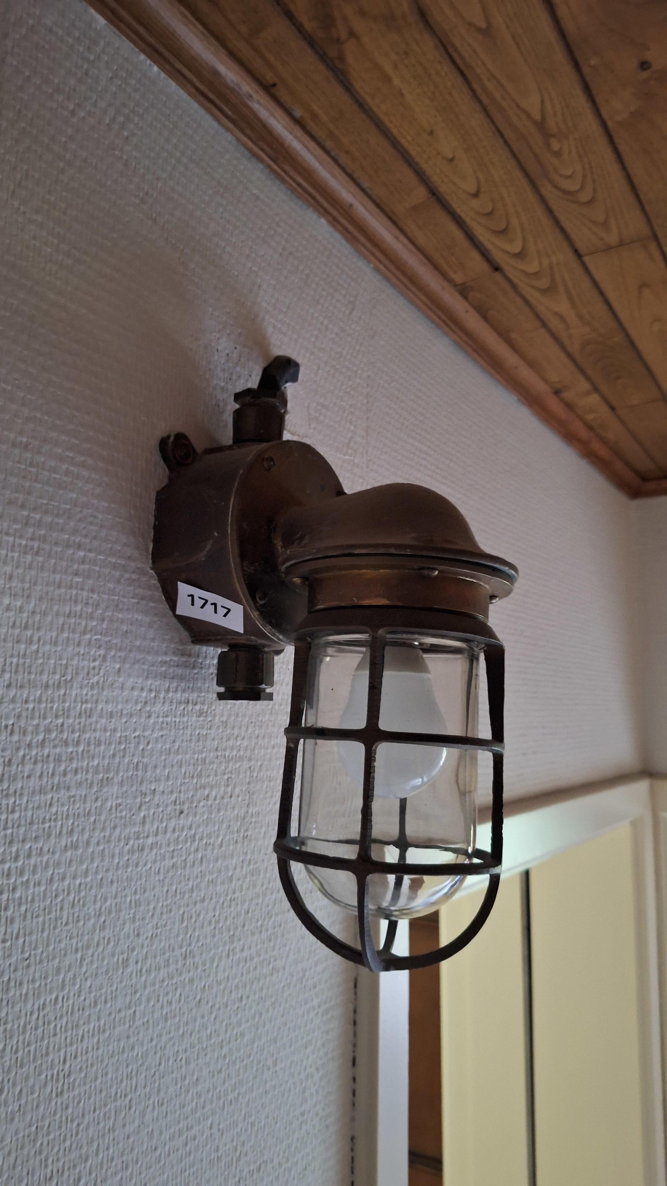 Klassieke wandlamp in scheepsstijl voorzien van een beschermkorf – foto 2 – kavel bij Goeiendeal, Houthalen-Helchteren