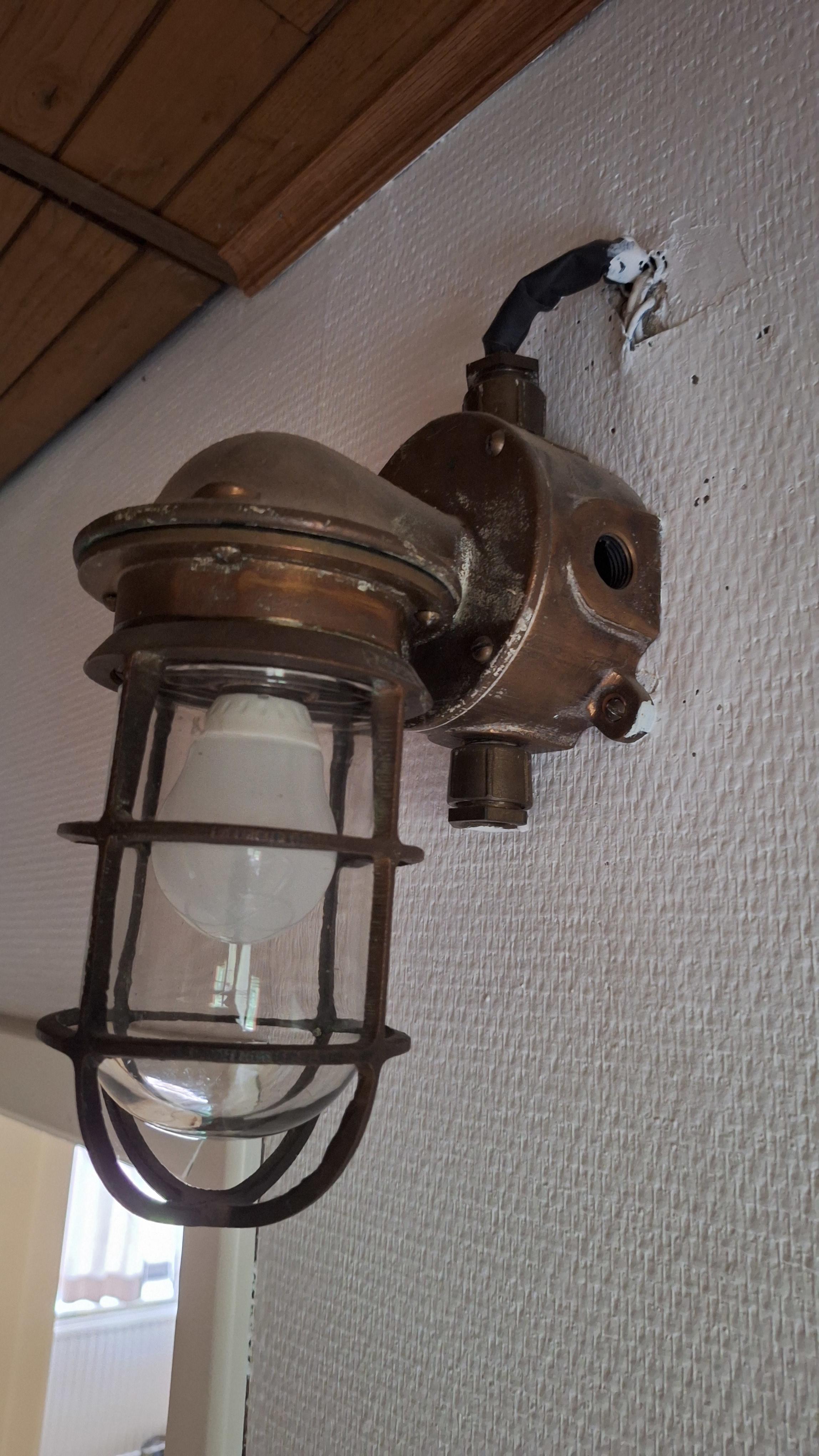 Klassieke wandlamp in scheepsstijl voorzien van een beschermkorf – foto 3 – kavel bij Goeiendeal, Houthalen-Helchteren