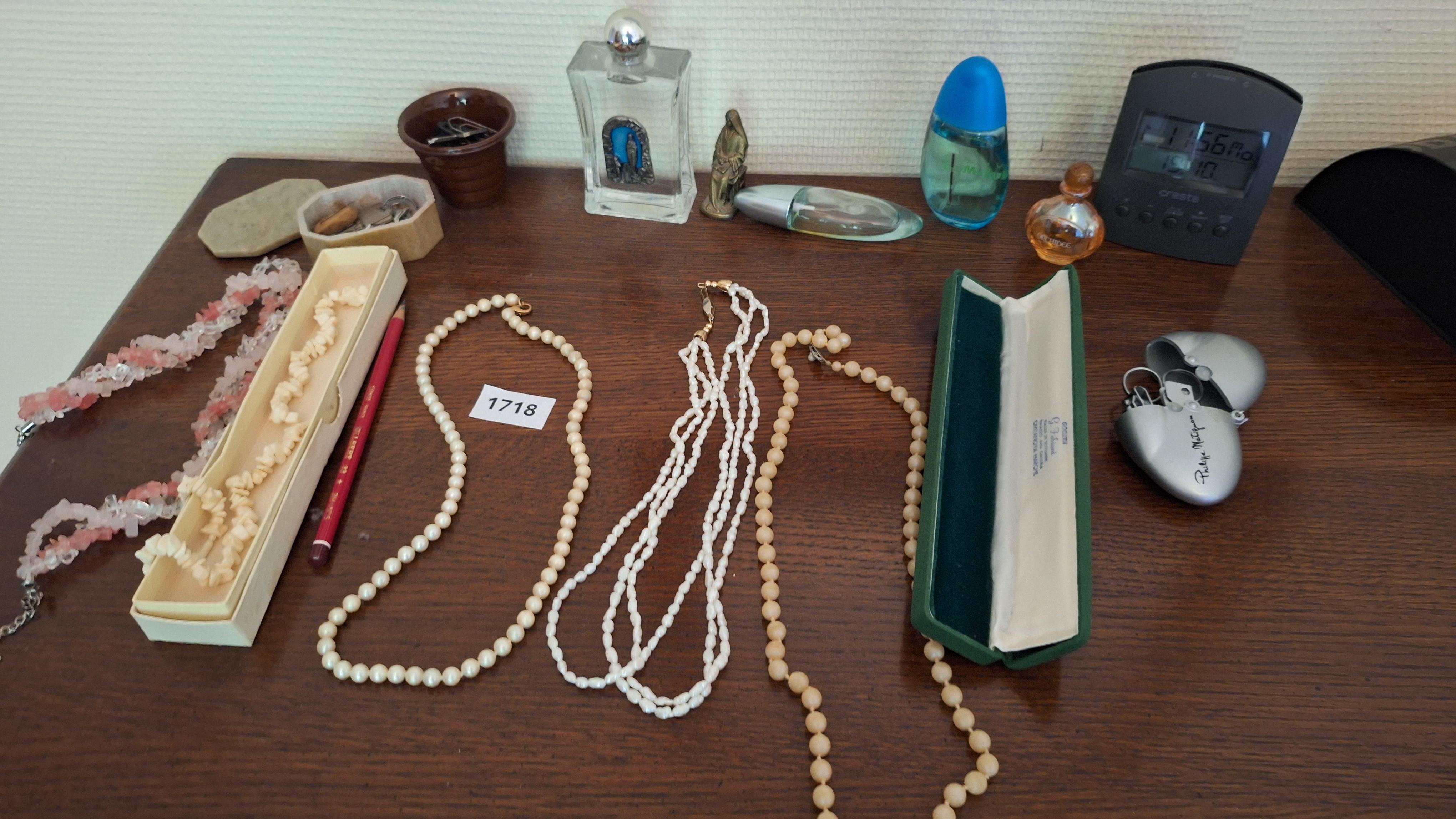 Verzameling diverse sieraden en parfumflesjes waaronder halskettingen, parfumflacons en een Oregon Scientific digitale klok – kavel bij Goeiendeal, Houthalen-Helchteren