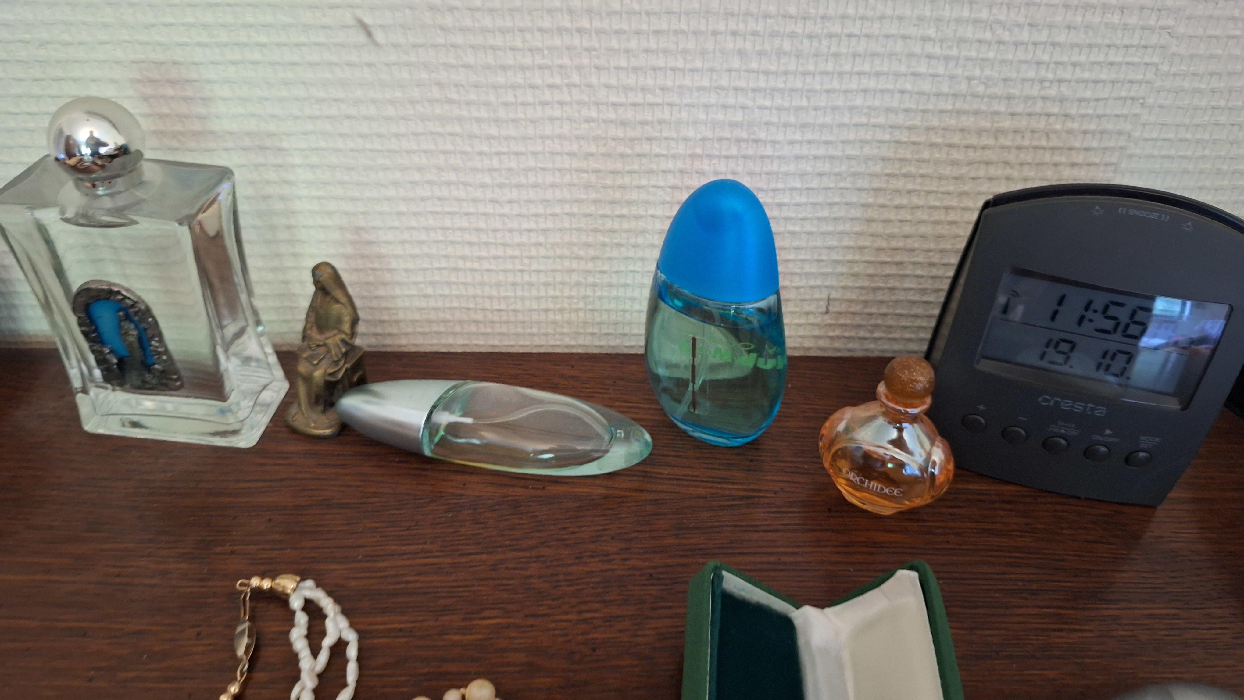 Verzameling diverse sieraden en parfumflesjes waaronder halskettingen, parfumflacons en een Oregon Scientific digitale klok – foto 4 – kavel bij Goeiendeal, Houthalen-Helchteren