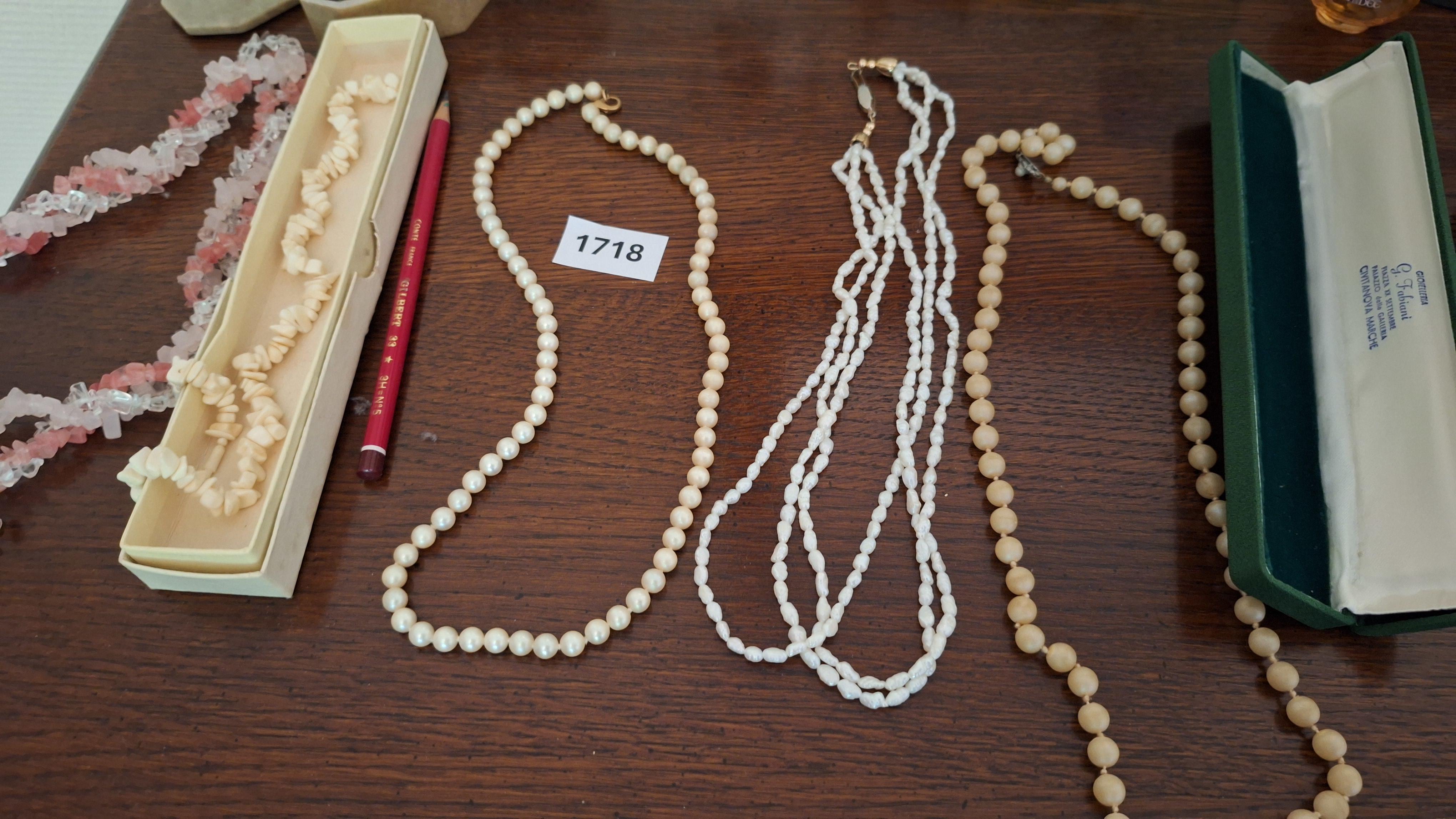 Verzameling diverse sieraden en parfumflesjes waaronder halskettingen, parfumflacons en een Oregon Scientific digitale klok – foto 5 – kavel bij Goeiendeal, Houthalen-Helchteren