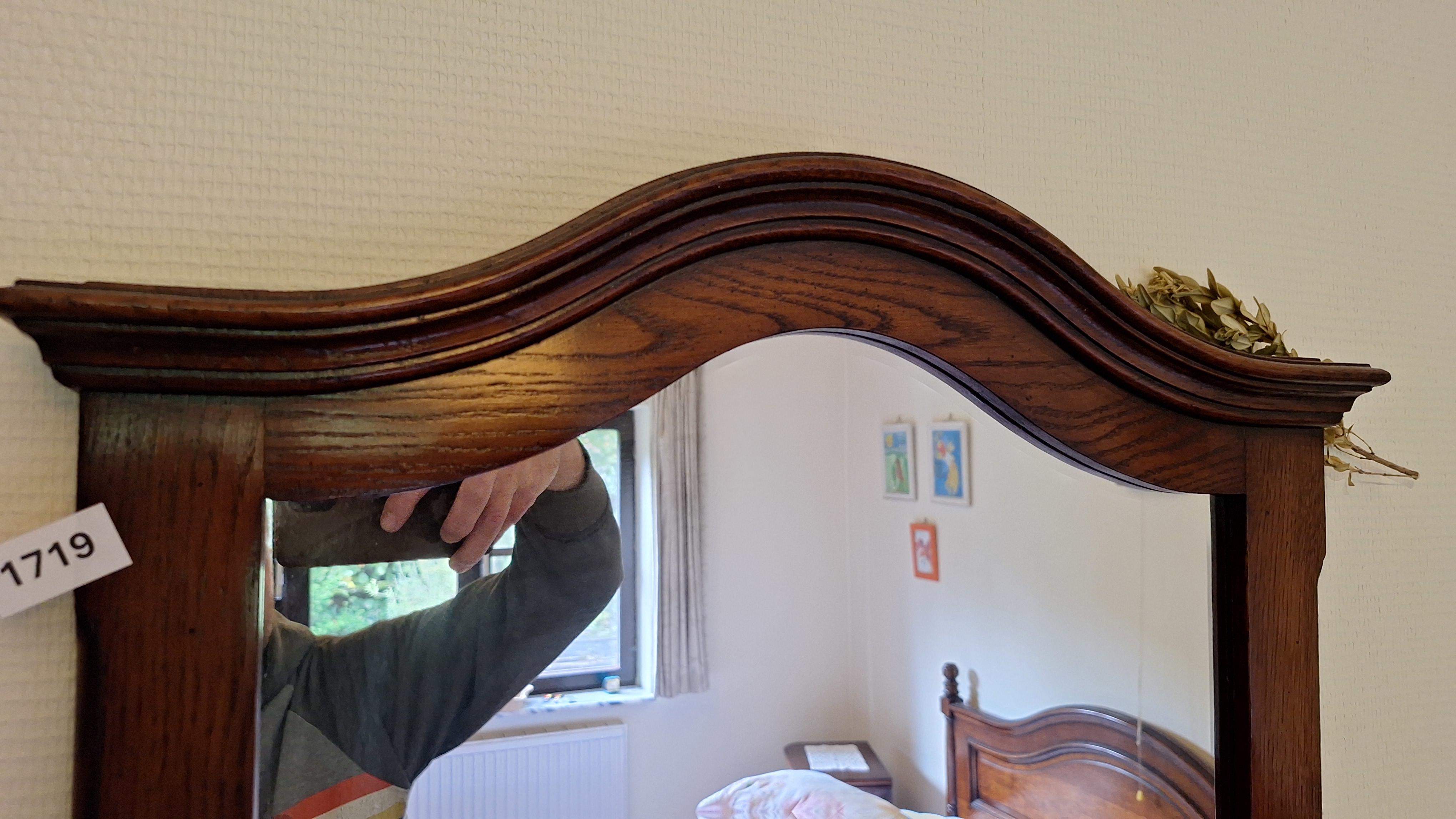Klassieke wandspiegel in een donkere geprofileerde omlijsting met een boogvormige bovenzijde – foto 3 – kavel bij Goeiendeal, Houthalen-Helchteren