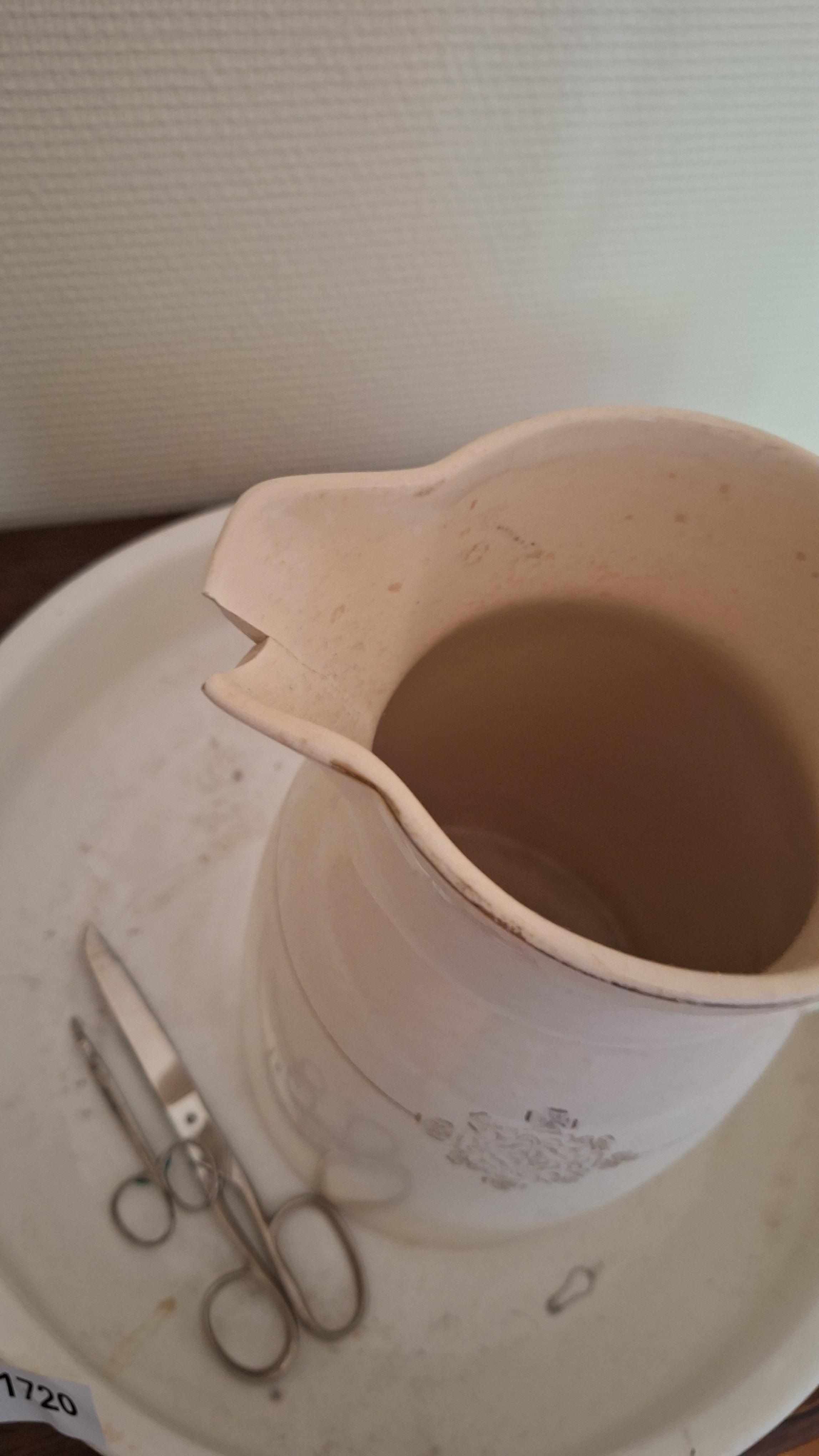 Klassieke waskom met bijbehorende waterkan voorzien van een subtiel sierdecor en goudkleurige randen – foto 2 – kavel bij Goeiendeal, Houthalen-Helchteren