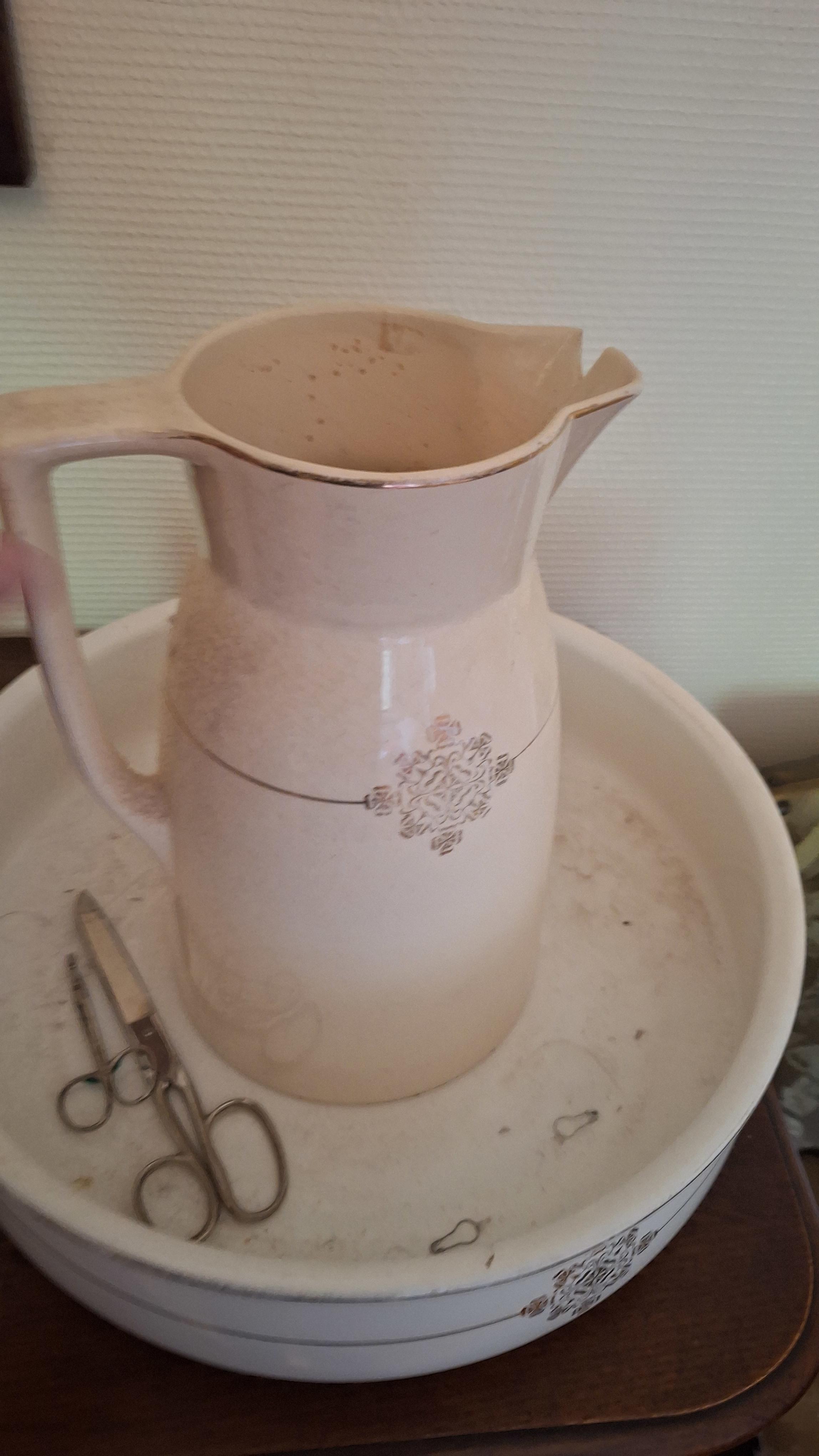 Klassieke waskom met bijbehorende waterkan voorzien van een subtiel sierdecor en goudkleurige randen – foto 3 – kavel bij Goeiendeal, Houthalen-Helchteren