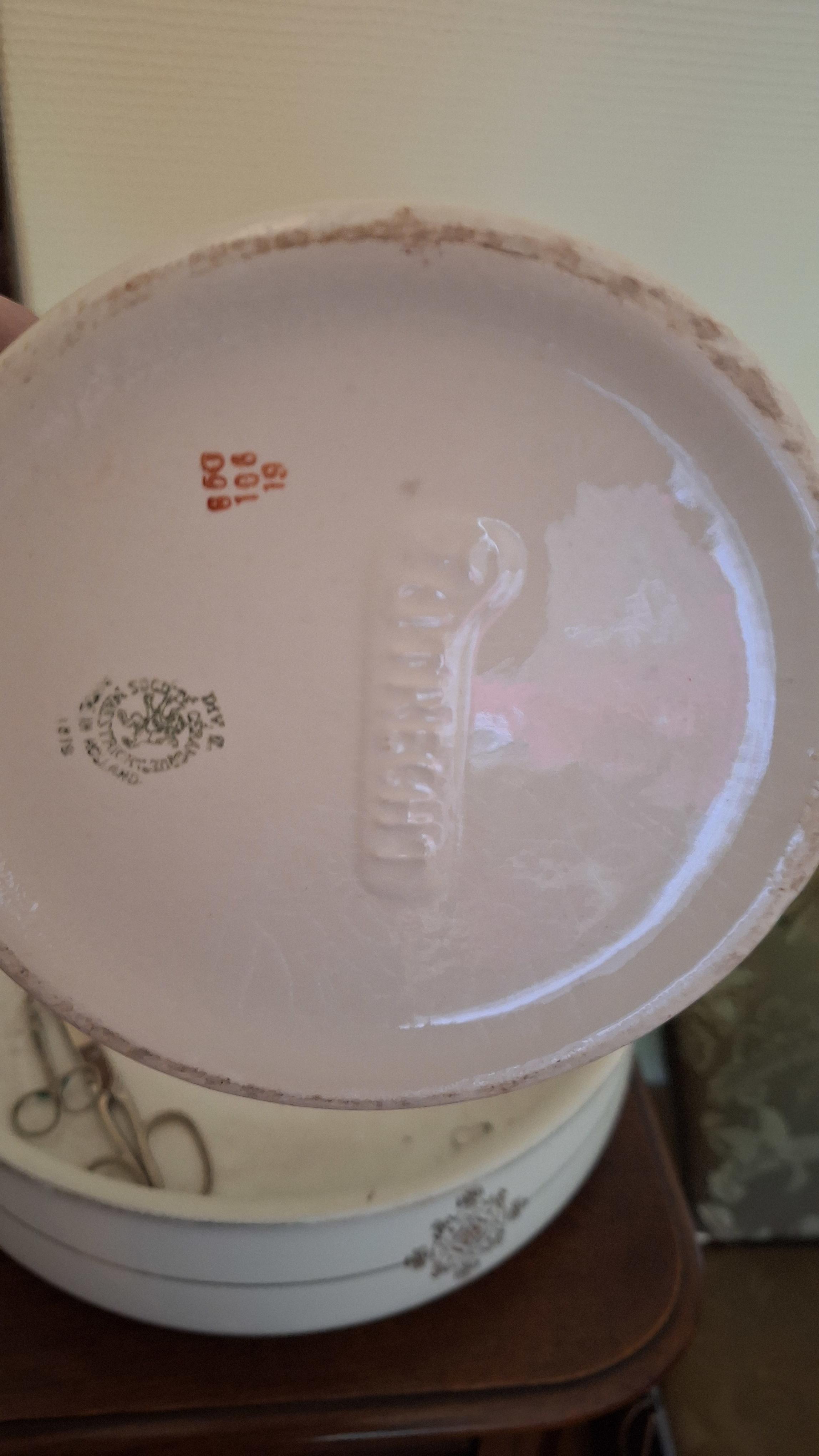 Klassieke waskom met bijbehorende waterkan voorzien van een subtiel sierdecor en goudkleurige randen – foto 4 – kavel bij Goeiendeal, Houthalen-Helchteren