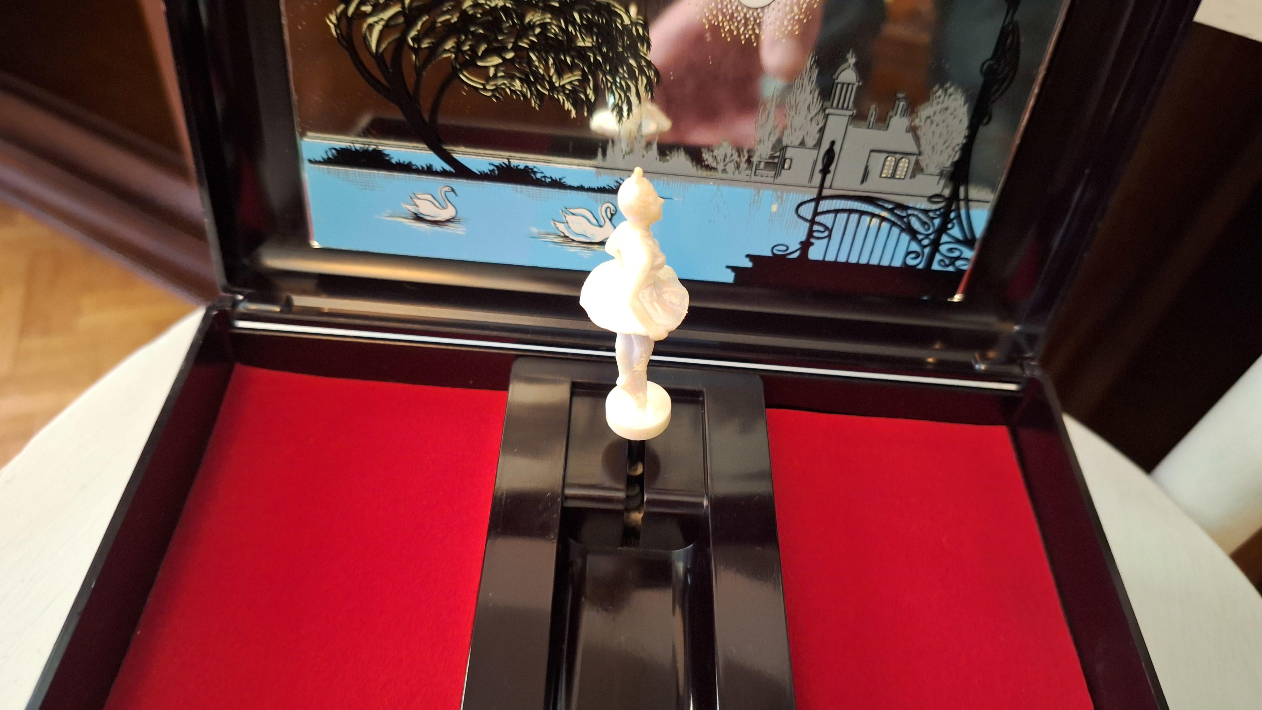 Geopend muziekdoosje met een rood interieur en een miniatuur ballerina werkend – foto 4 – kavel bij Goeiendeal, Houthalen-Helchteren