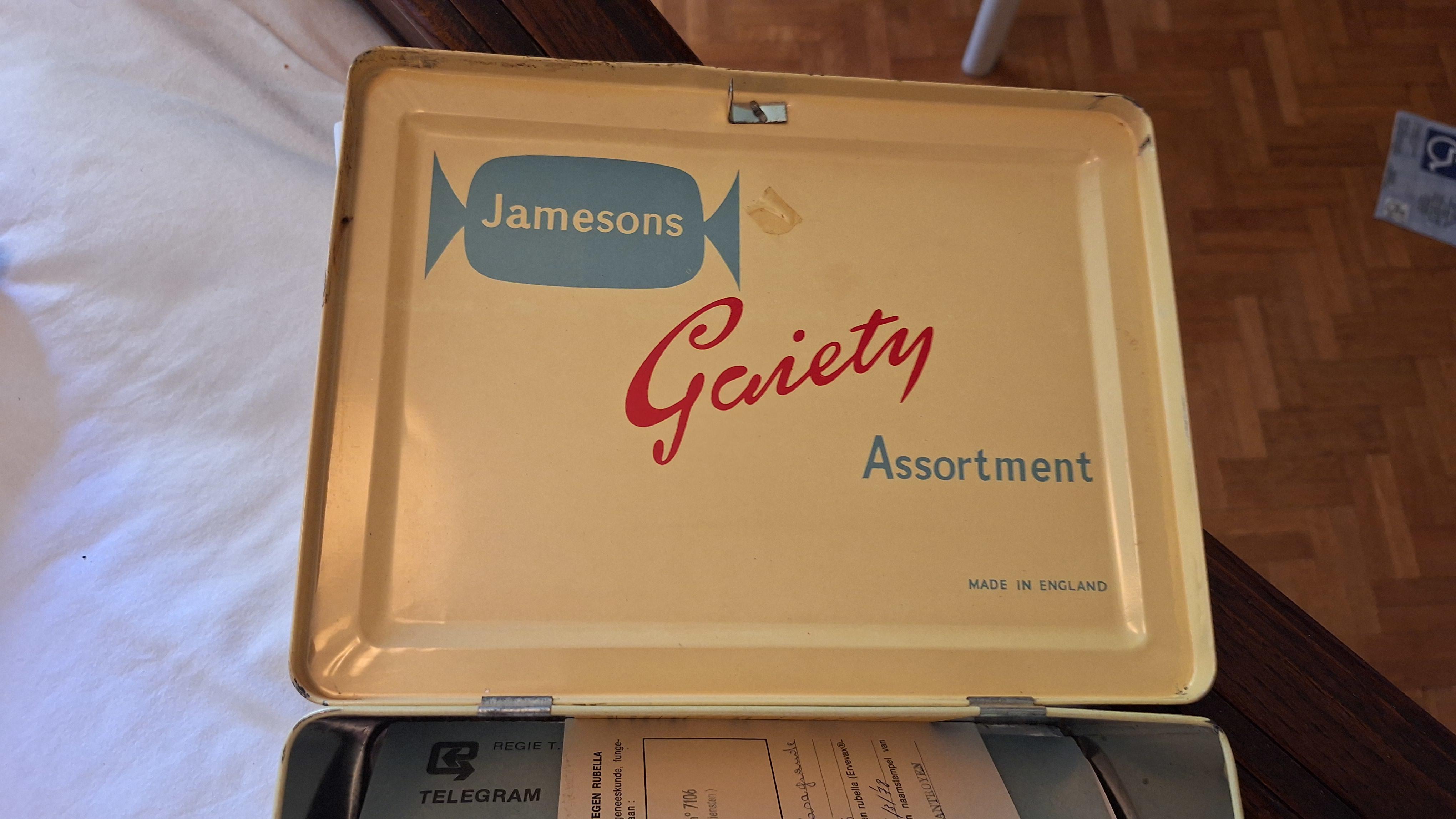 Set van twee vintage metalen opbergdozen waaronder een doosje van Antwerpse Handjes met inhoud – foto 3 – kavel bij Goeiendeal, Houthalen-Helchteren