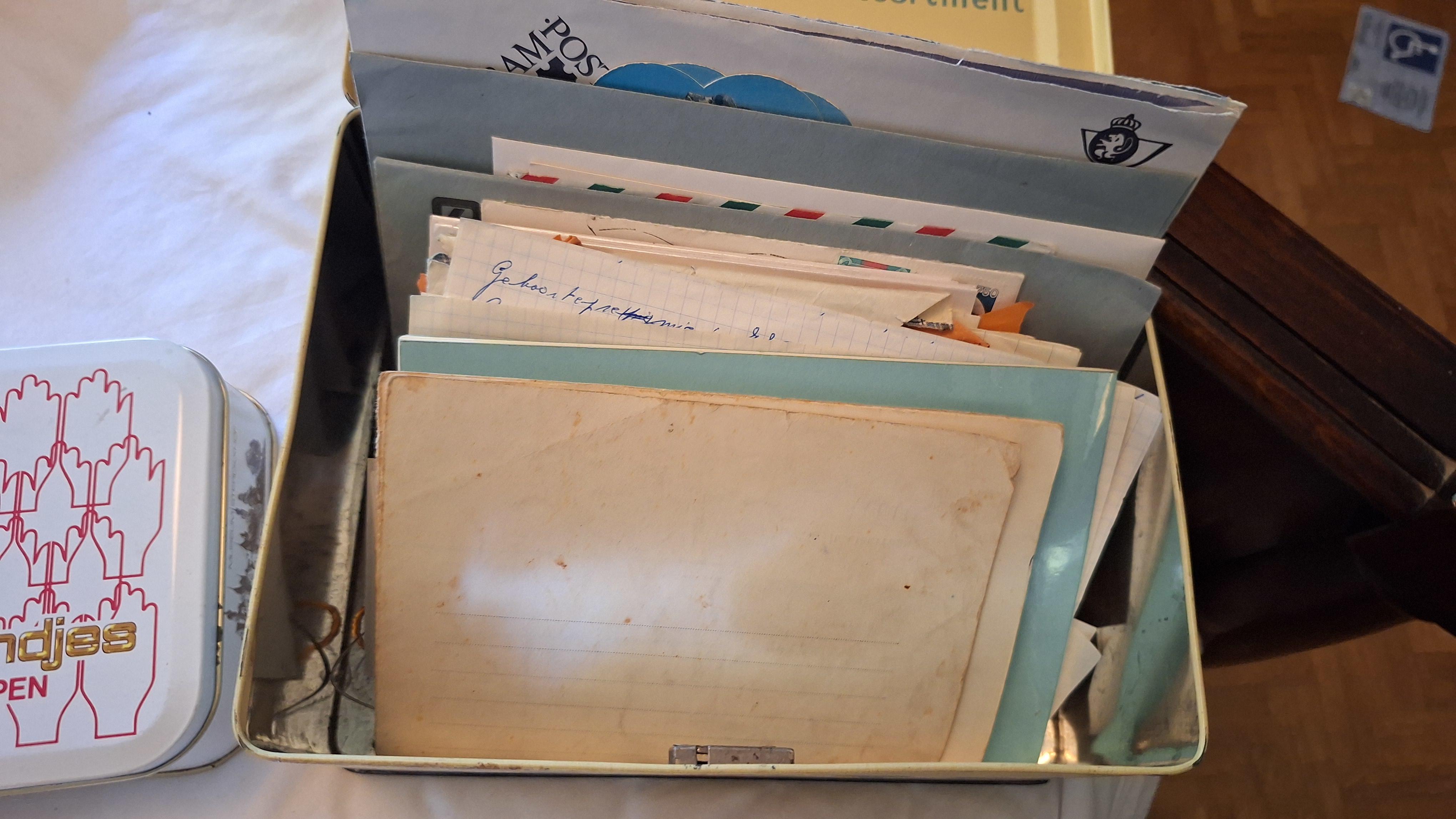 Set van twee vintage metalen opbergdozen waaronder een doosje van Antwerpse Handjes met inhoud – foto 4 – kavel bij Goeiendeal, Houthalen-Helchteren