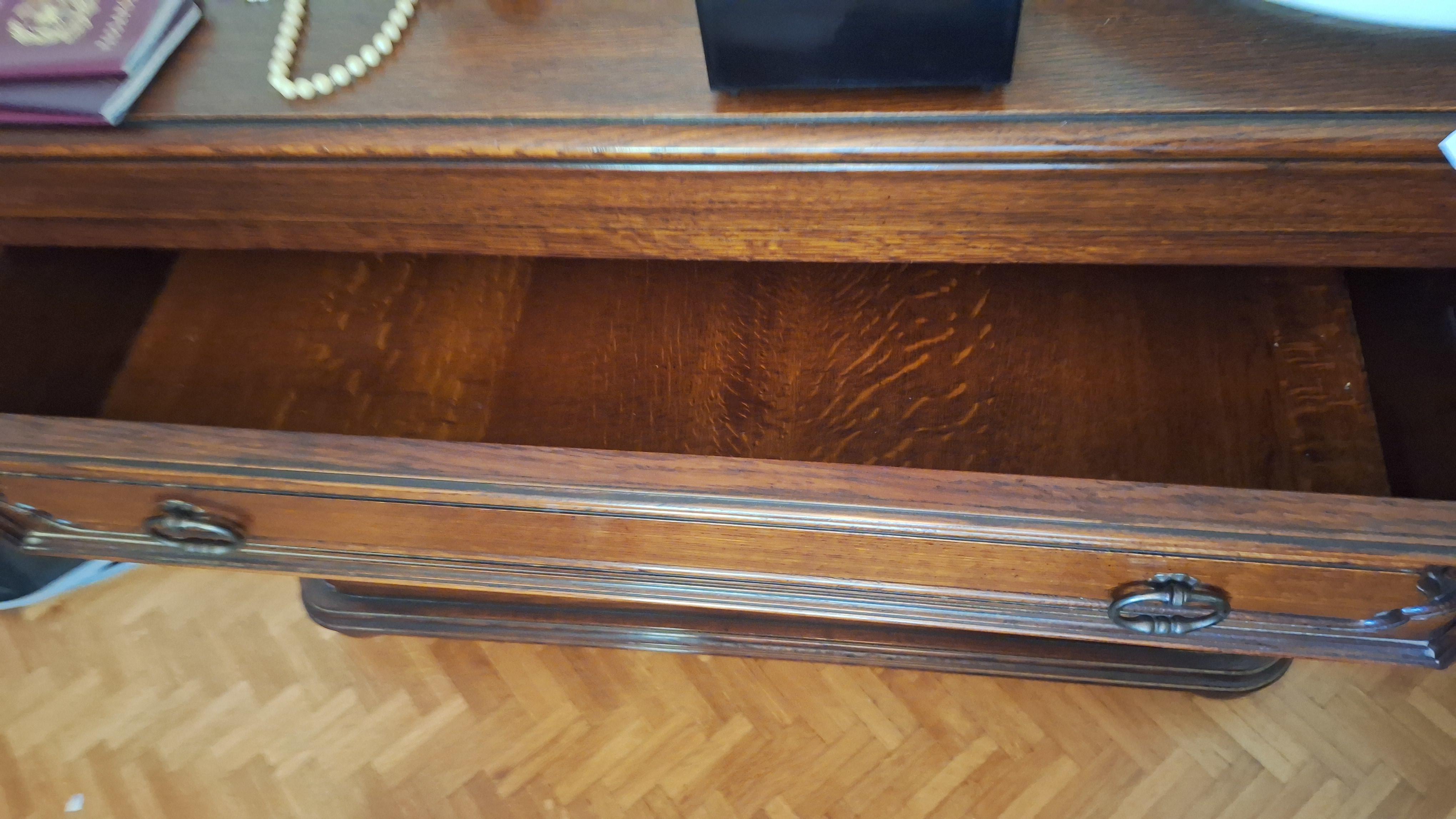 Klassieke commode of ladekast met vier brede laden en sierlijke handgrepen – foto 2 – kavel bij Goeiendeal, Houthalen-Helchteren