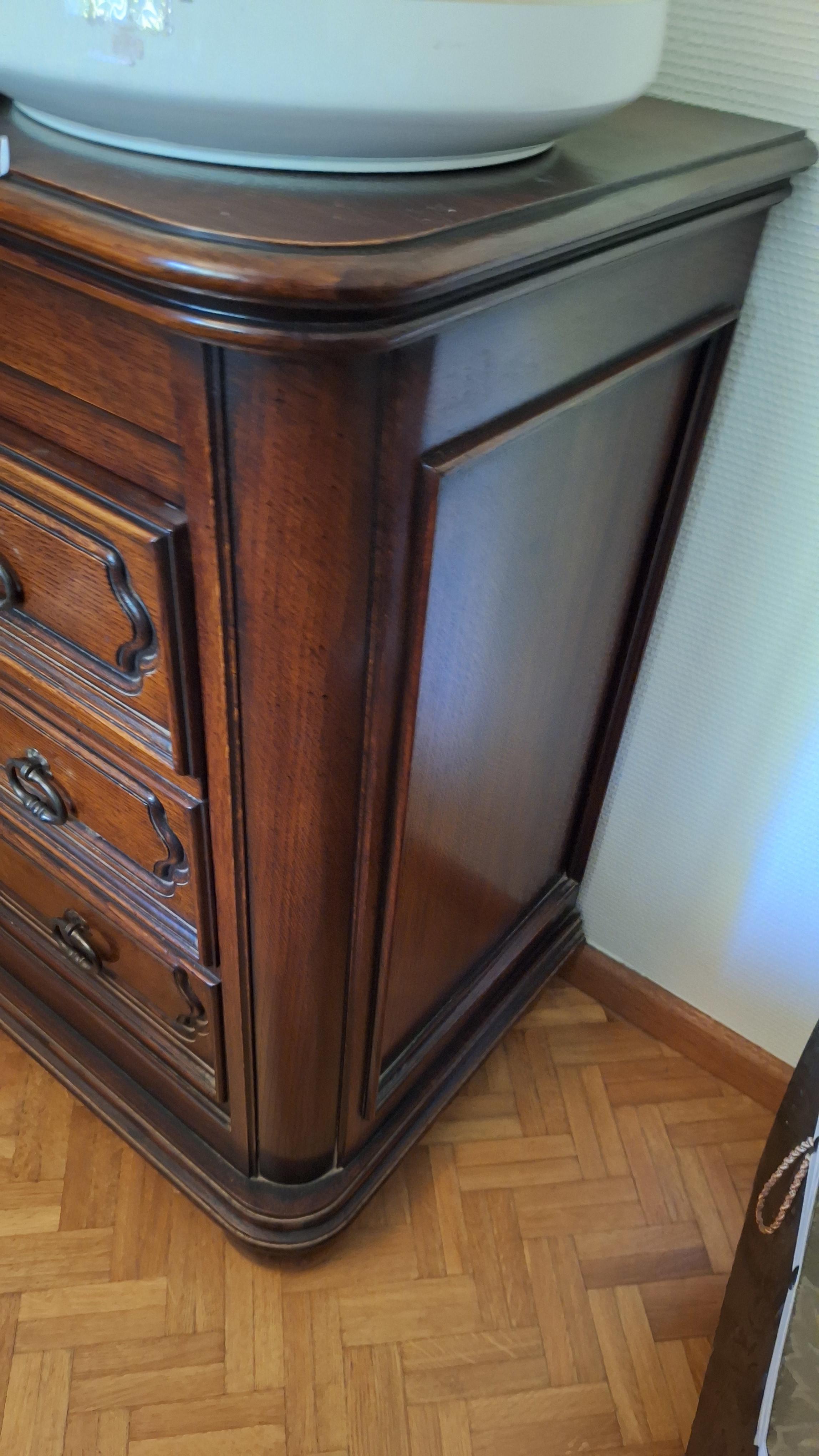 Klassieke commode of ladekast met vier brede laden en sierlijke handgrepen – foto 3 – kavel bij Goeiendeal, Houthalen-Helchteren