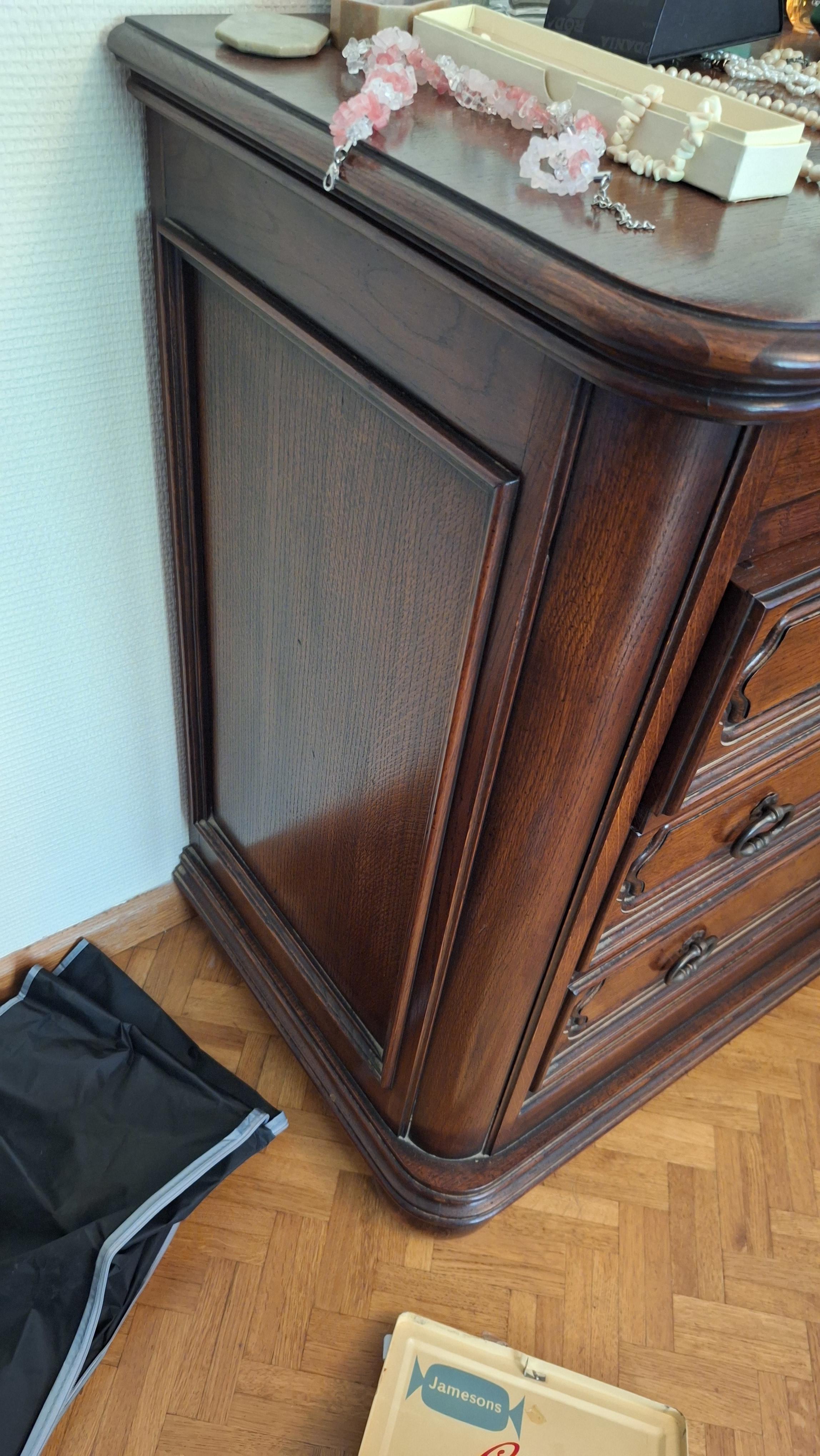 Klassieke commode of ladekast met vier brede laden en sierlijke handgrepen – foto 4 – kavel bij Goeiendeal, Houthalen-Helchteren