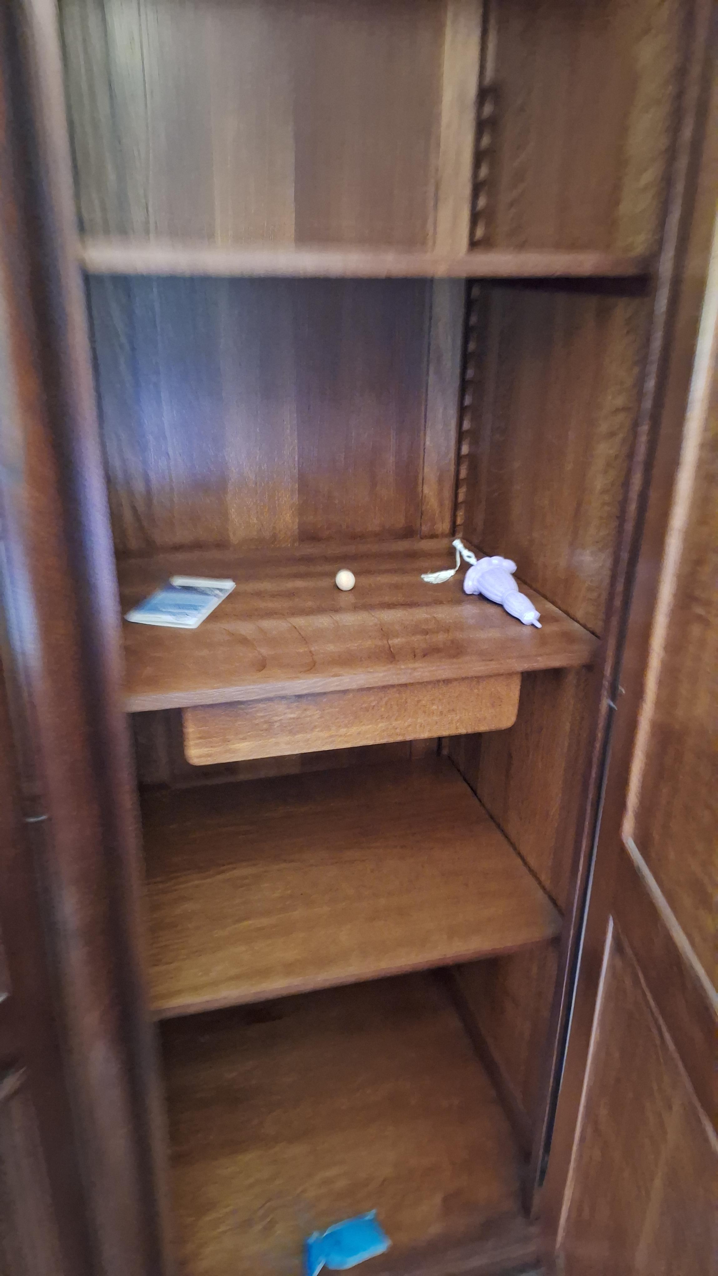 Grote vierdeurs kledingkast rijkelijk gedecoreerd met panelen en een golvende bovenrand – foto 6 – kavel bij Goeiendeal, Houthalen-Helchteren