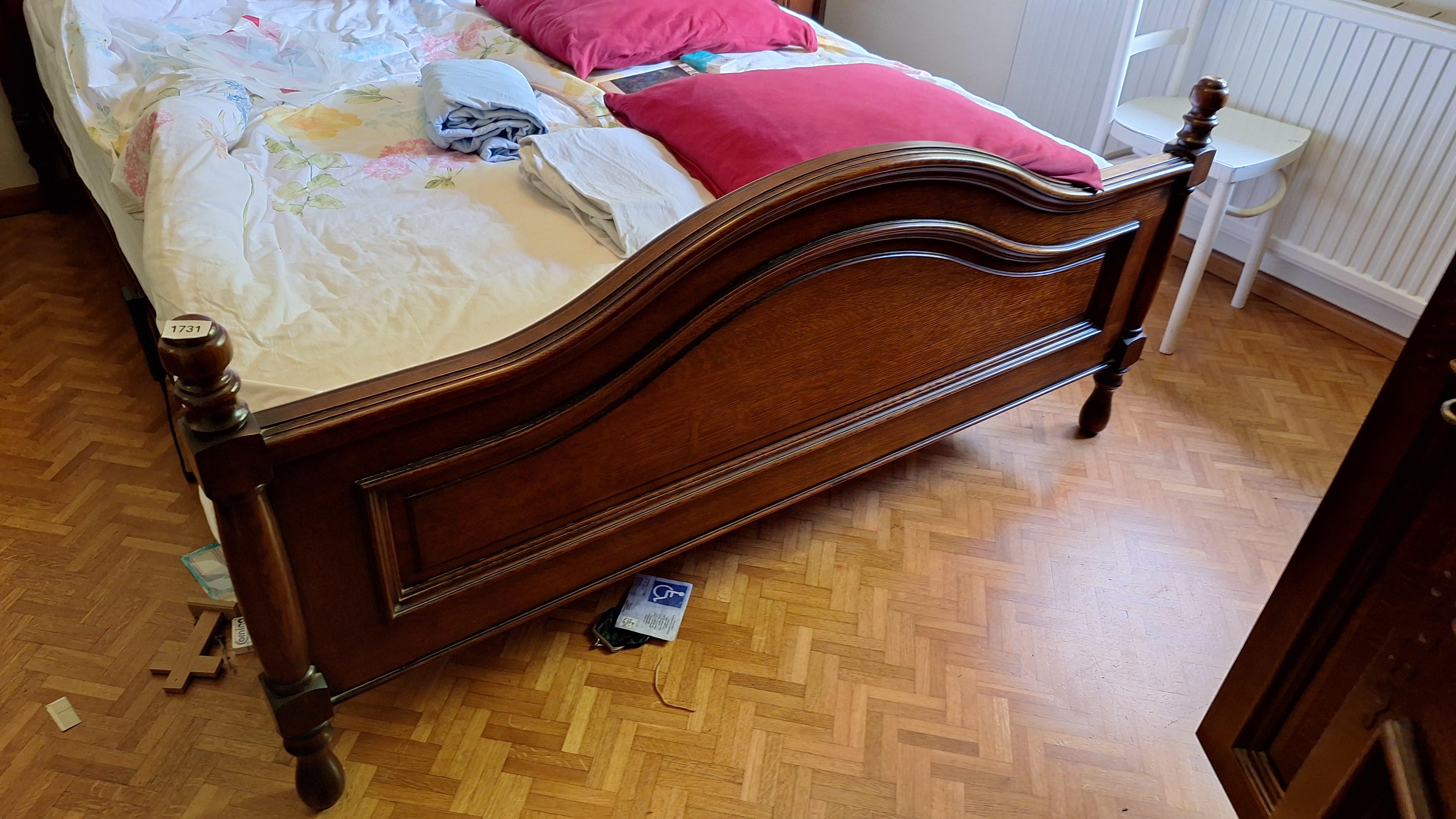 Klassiek tweepersoonsbed met gedecoreerd hoofd-en voeteneinde exclusief matras en lattenbodems – foto 2 – kavel bij Goeiendeal, Houthalen-Helchteren