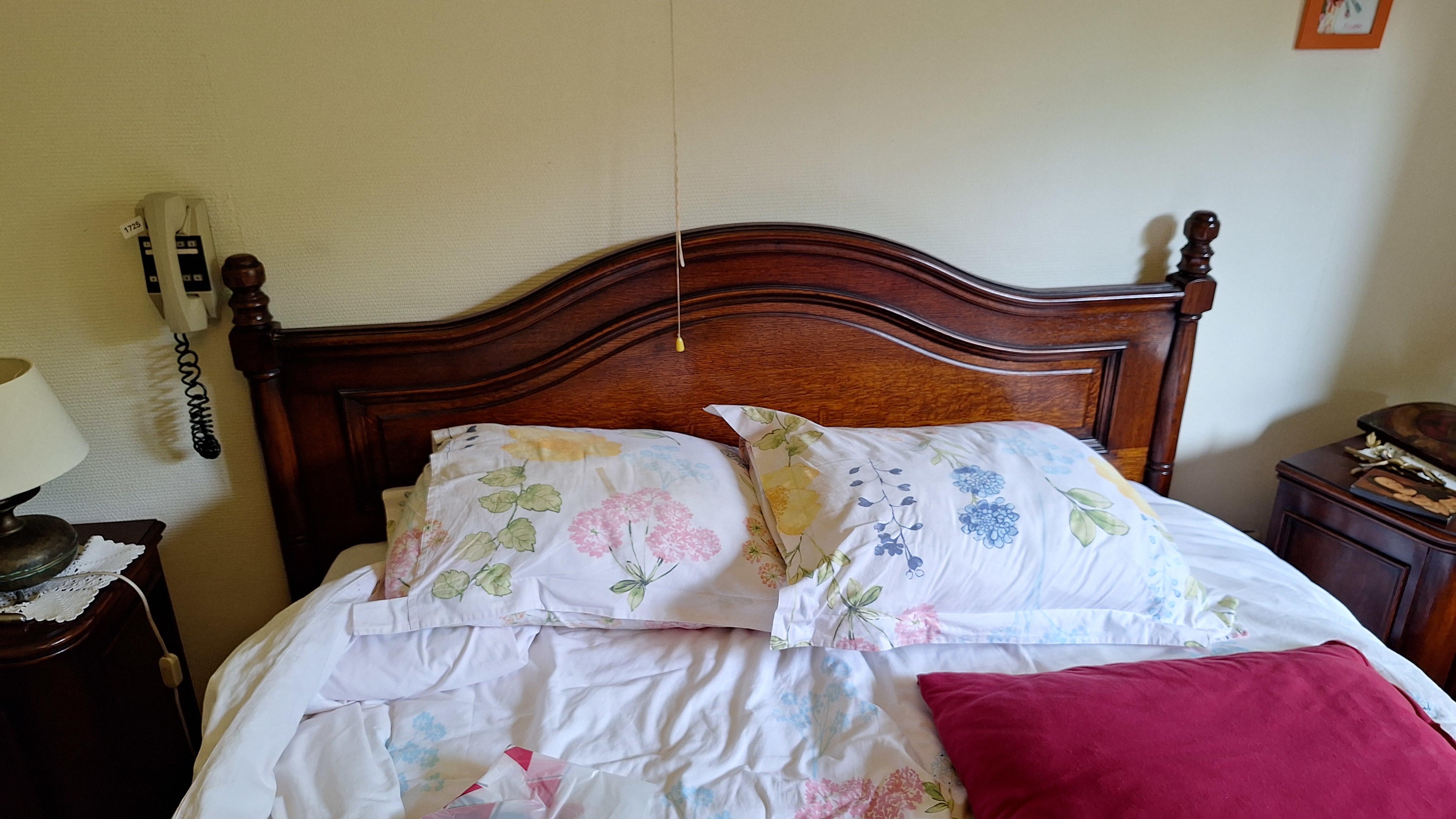 Klassiek tweepersoonsbed met gedecoreerd hoofd-en voeteneinde exclusief matras en lattenbodems – foto 3 – kavel bij Goeiendeal, Houthalen-Helchteren