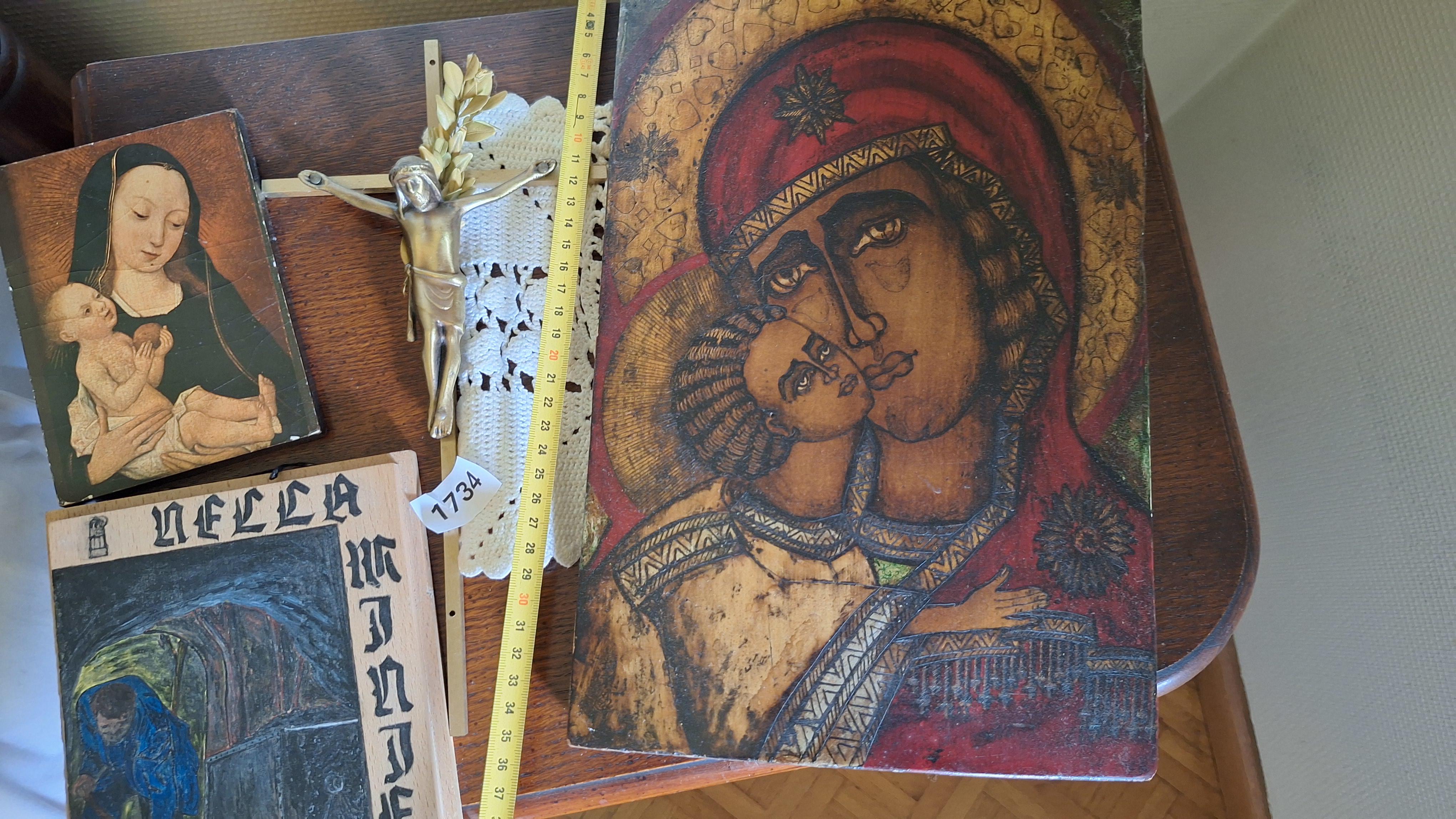 Religieuze set bestaande uit een kruisbeeld en drie diverse afbeeldingen van Maria met kind – foto 2 – kavel bij Goeiendeal, Houthalen-Helchteren