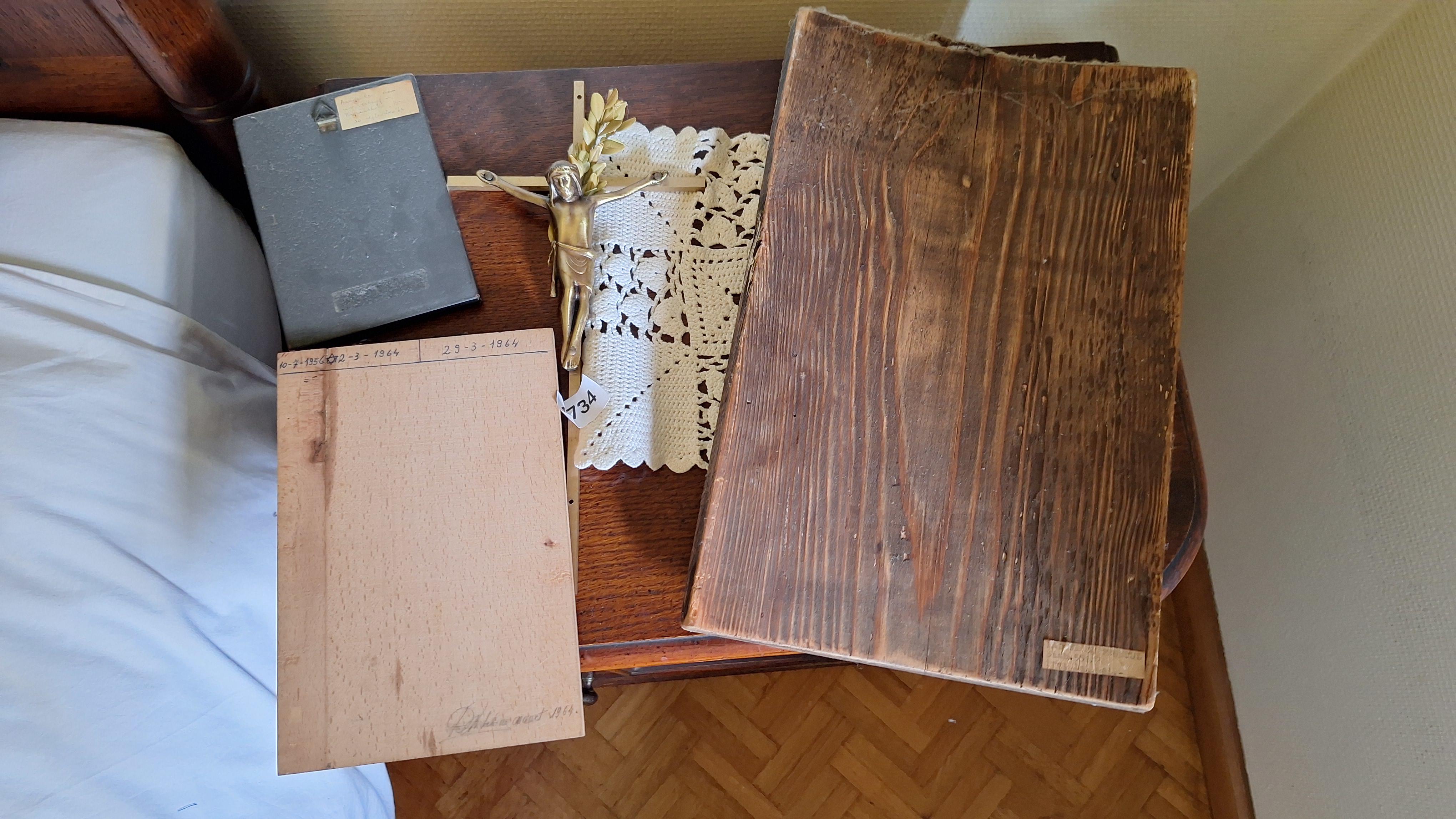 Religieuze set bestaande uit een kruisbeeld en drie diverse afbeeldingen van Maria met kind – foto 3 – kavel bij Goeiendeal, Houthalen-Helchteren