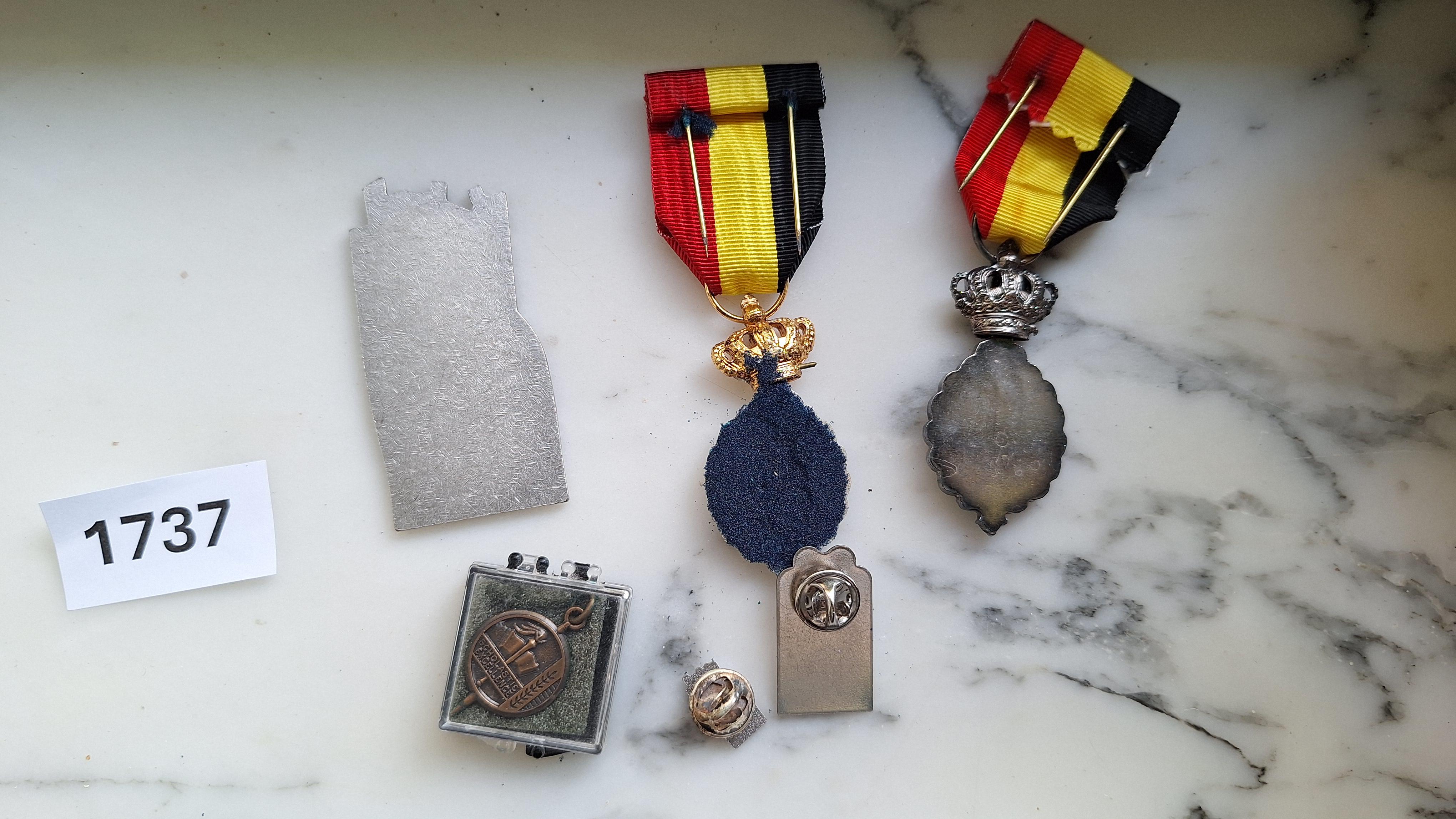 Set van 5 diverse onderscheidingen en pins waaronder Belgische medailles en een Ford-speld – foto 4 – kavel bij Goeiendeal, Houthalen-Helchteren
