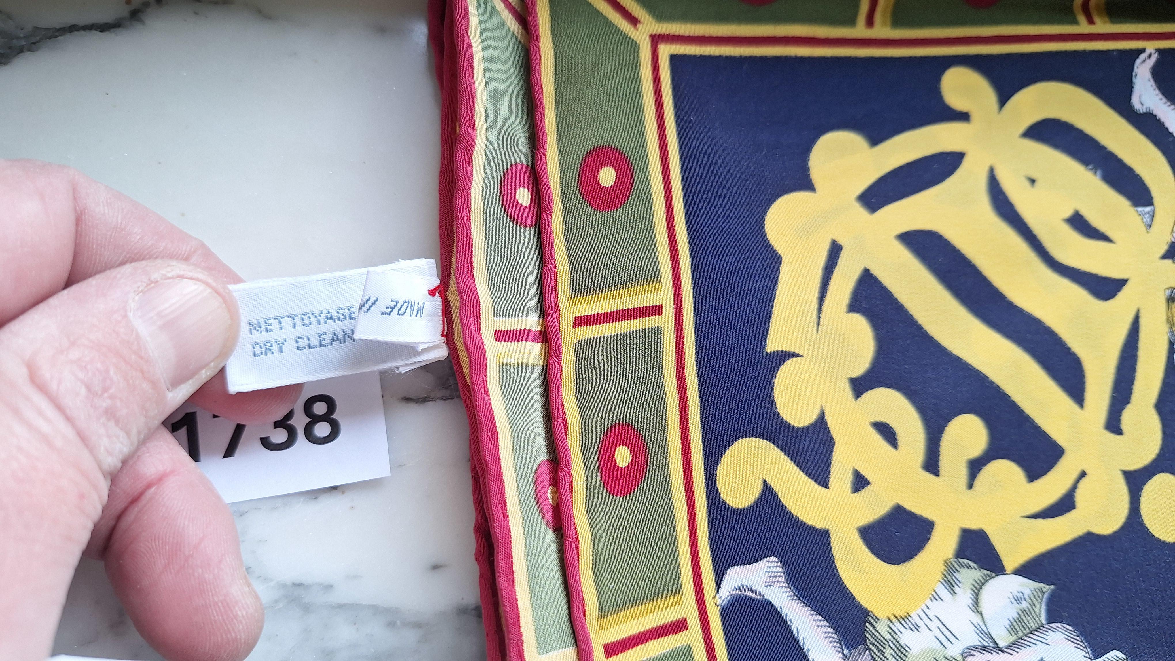 Zijden sjaal met engelenmotief samen met een zilverkleurige verpakking – foto 2 – kavel bij Goeiendeal, Houthalen-Helchteren