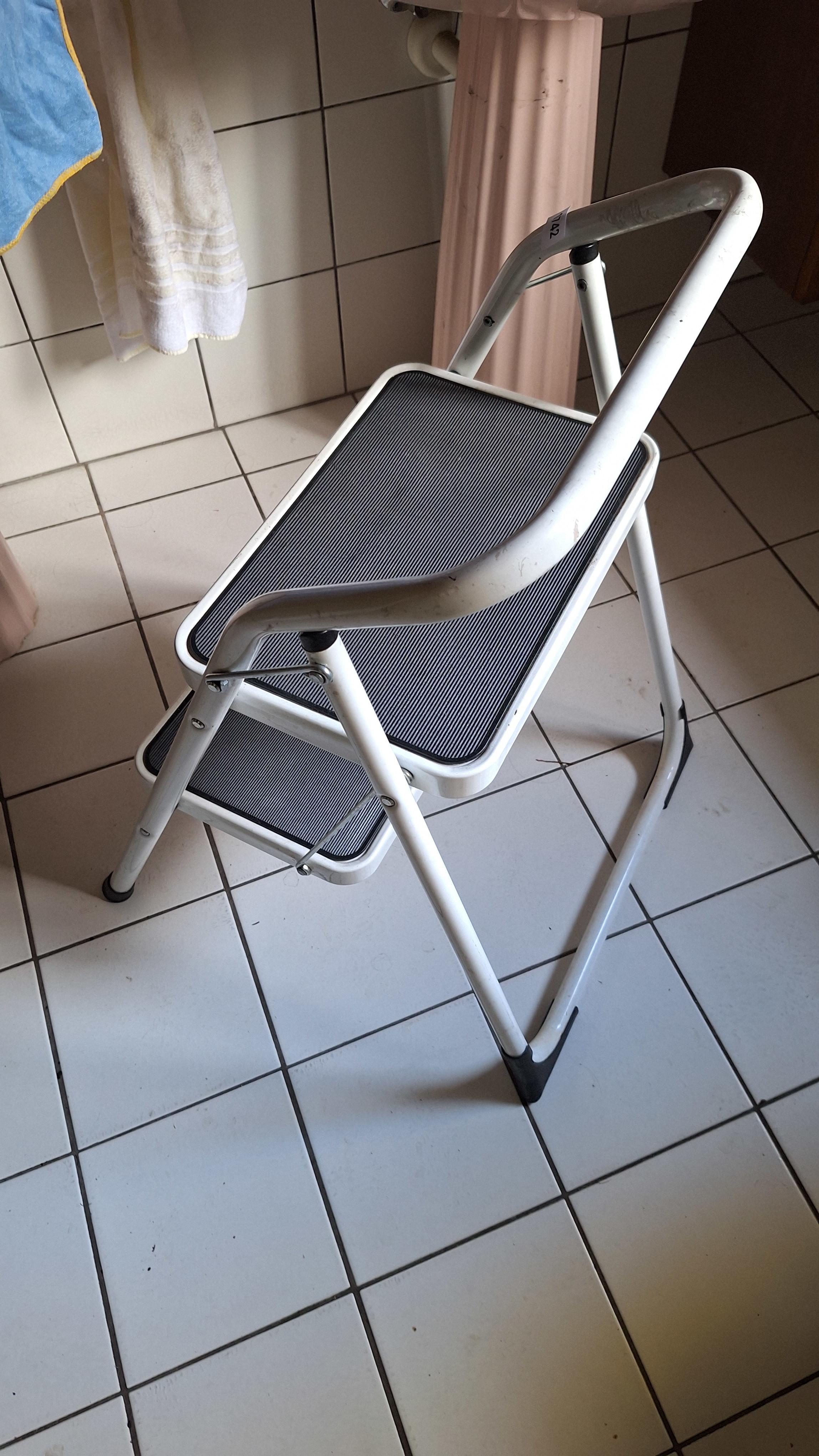 Huishoudtrapje met twee treden en antisliplagen – foto 2 – kavel bij Goeiendeal, Houthalen-Helchteren