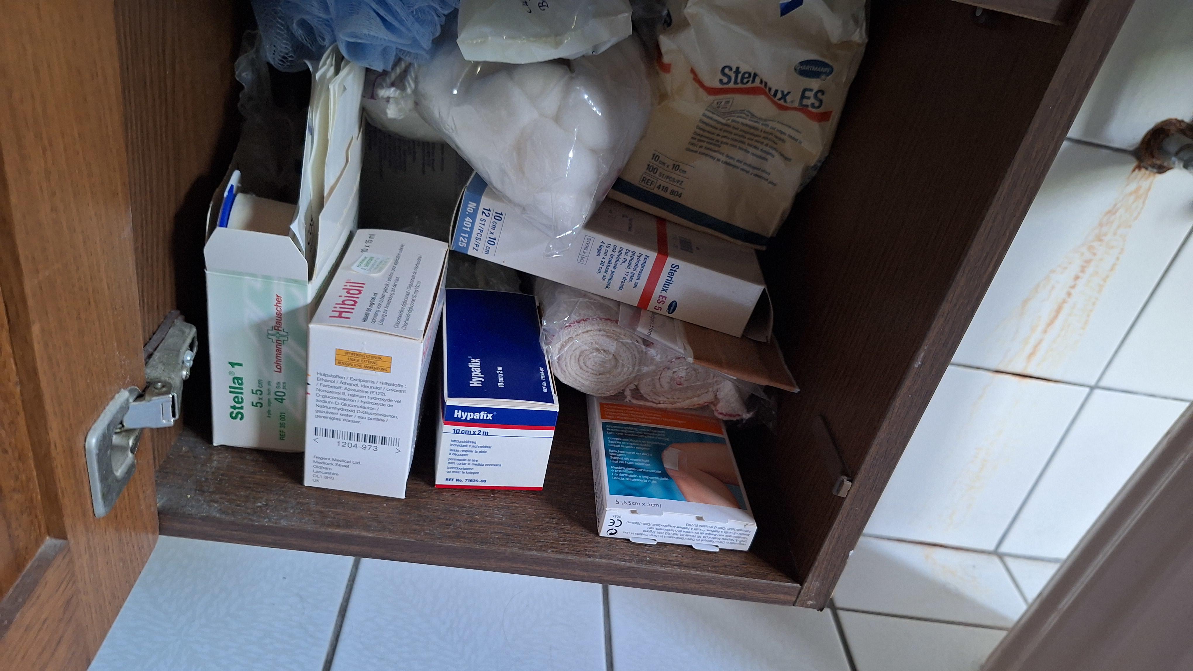 Inhoud van een badkamerkast bestaande uit badtextiel, tandpasta en diverse verzorgingsproducten – foto 2 – kavel bij Goeiendeal, Houthalen-Helchteren