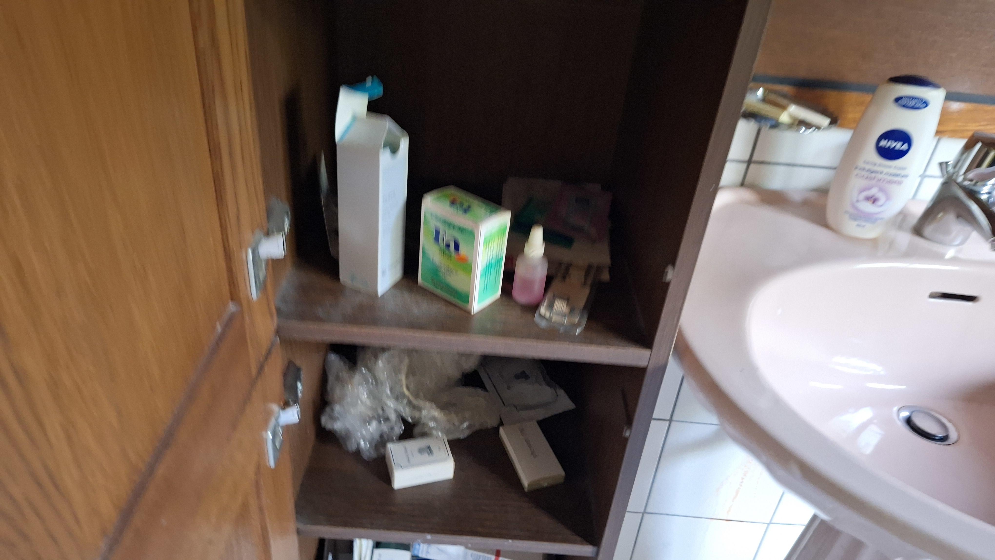 Inhoud van een badkamerkast bestaande uit badtextiel, tandpasta en diverse verzorgingsproducten – foto 3 – kavel bij Goeiendeal, Houthalen-Helchteren