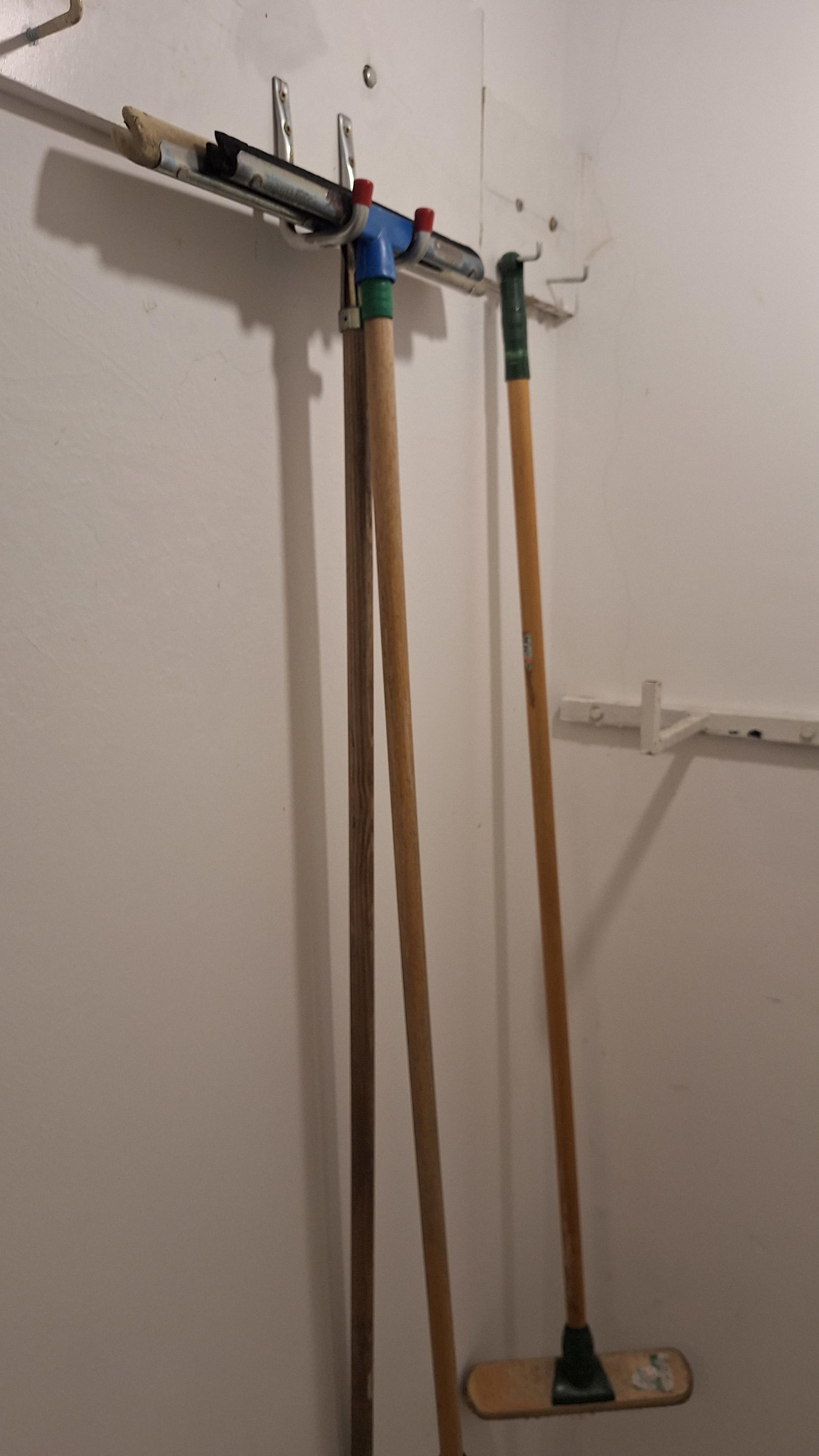 Set van diverse bezems en een plumeau met uitschuifbare steel – foto 2 – kavel bij Goeiendeal, Houthalen-Helchteren