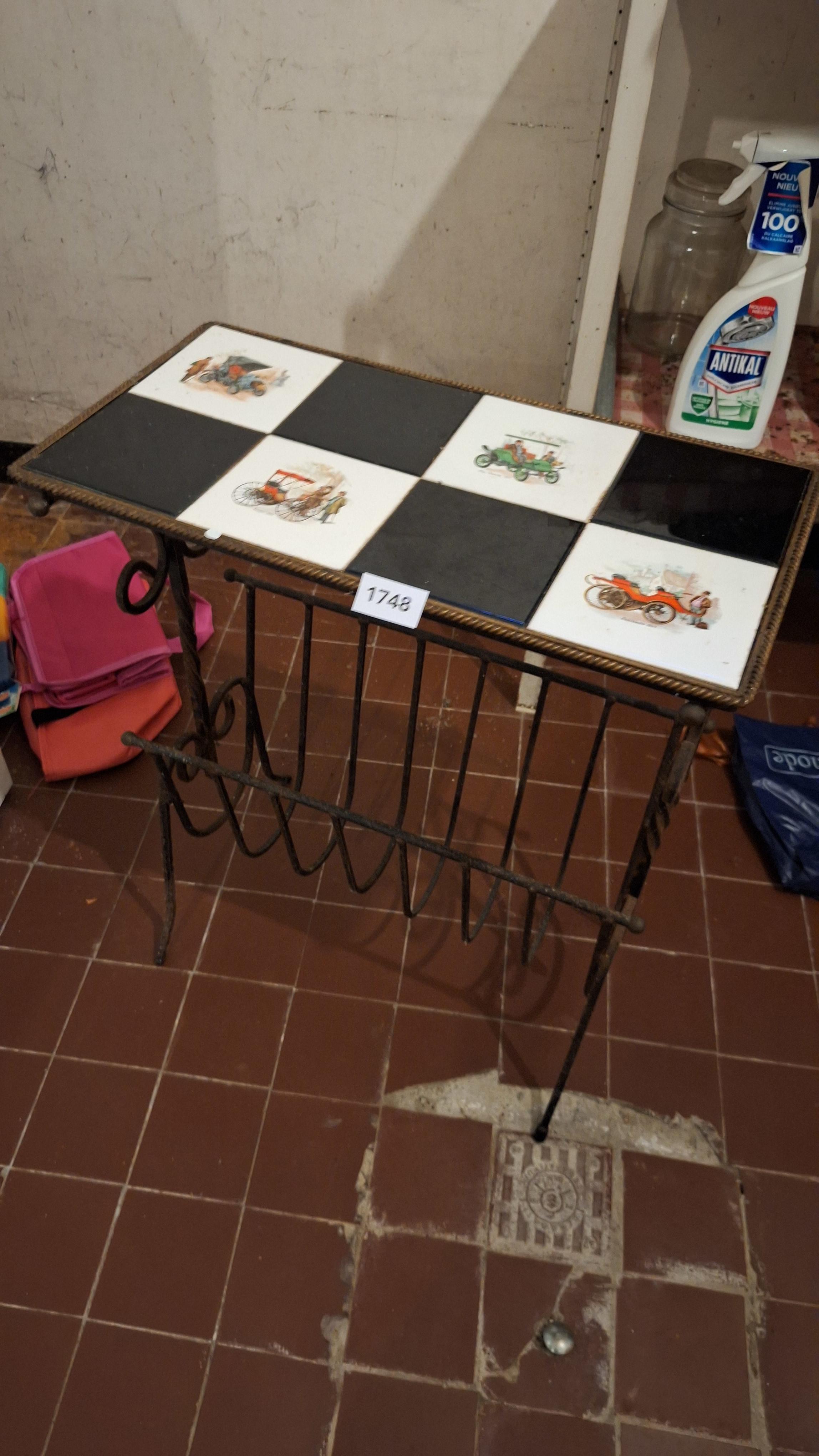 Vintage Siertafeltje met een dambordpatroon van tegels met oldtimer-afbeeldingen en een geïntegreerd lectuurbakje – kavel bij Goeiendeal, Houthalen-Helchteren