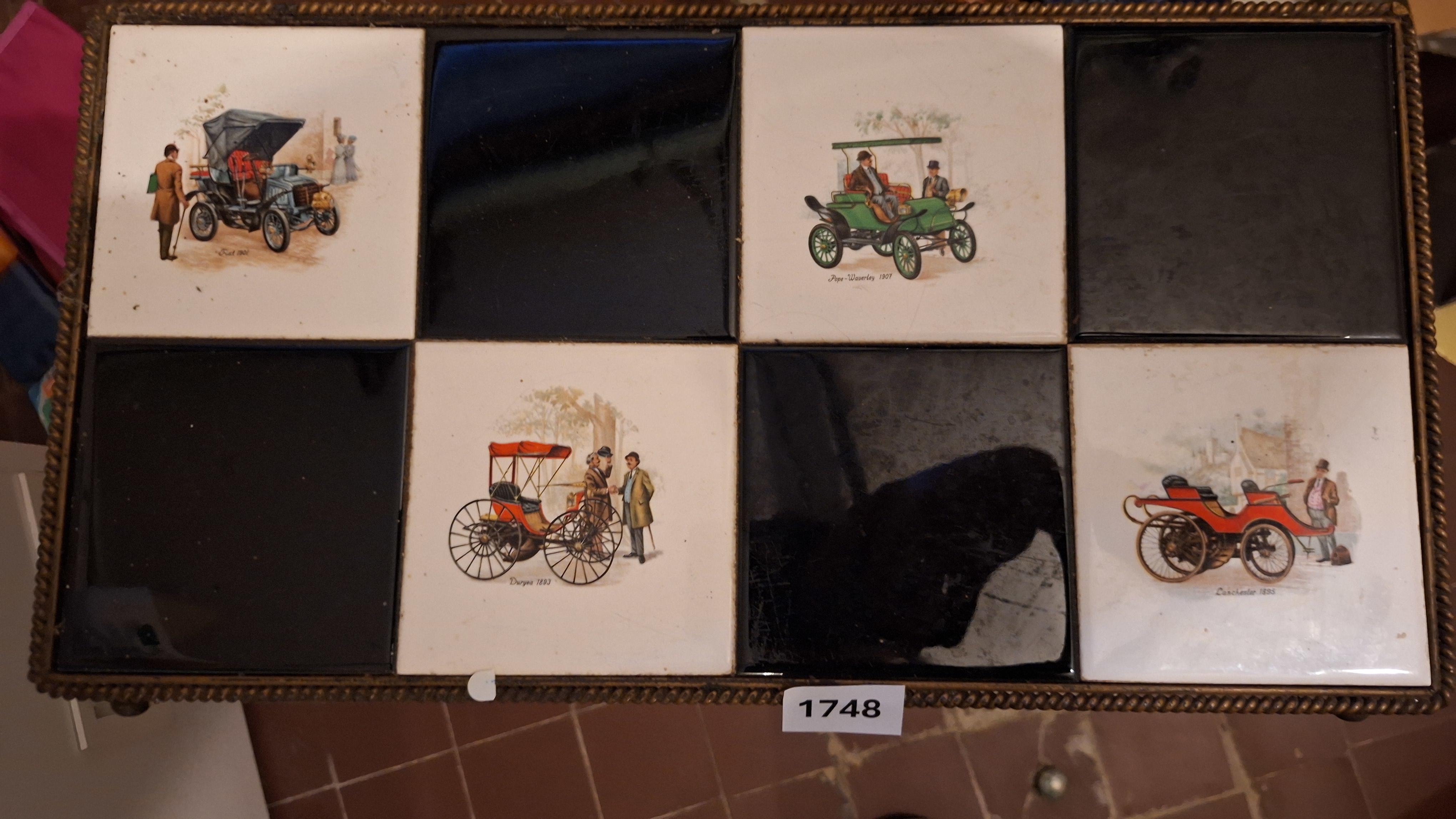 Vintage Siertafeltje met een dambordpatroon van tegels met oldtimer-afbeeldingen en een geïntegreerd lectuurbakje – foto 2 – kavel bij Goeiendeal, Houthalen-Helchteren