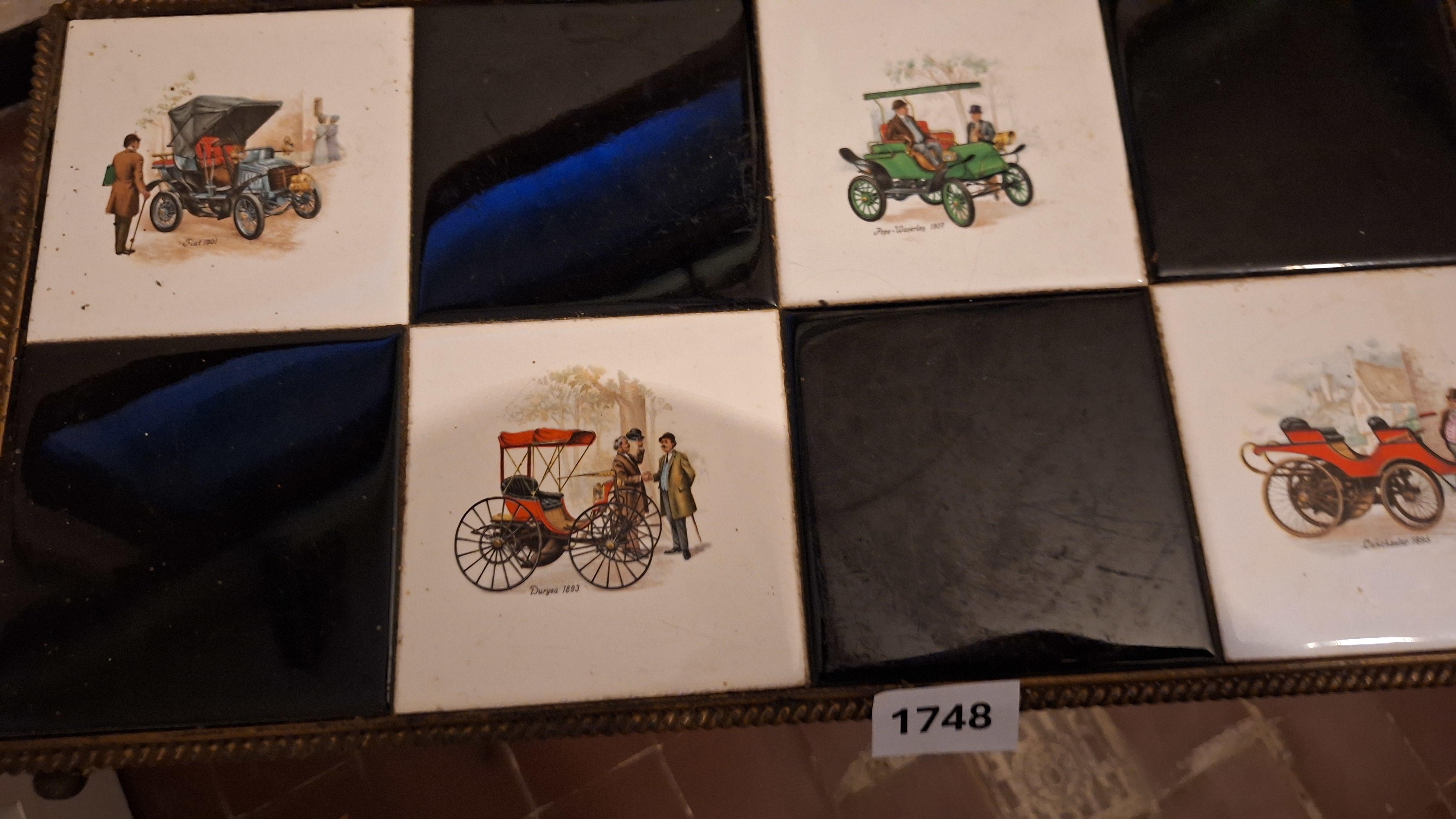 Vintage Siertafeltje met een dambordpatroon van tegels met oldtimer-afbeeldingen en een geïntegreerd lectuurbakje – foto 5 – kavel bij Goeiendeal, Houthalen-Helchteren