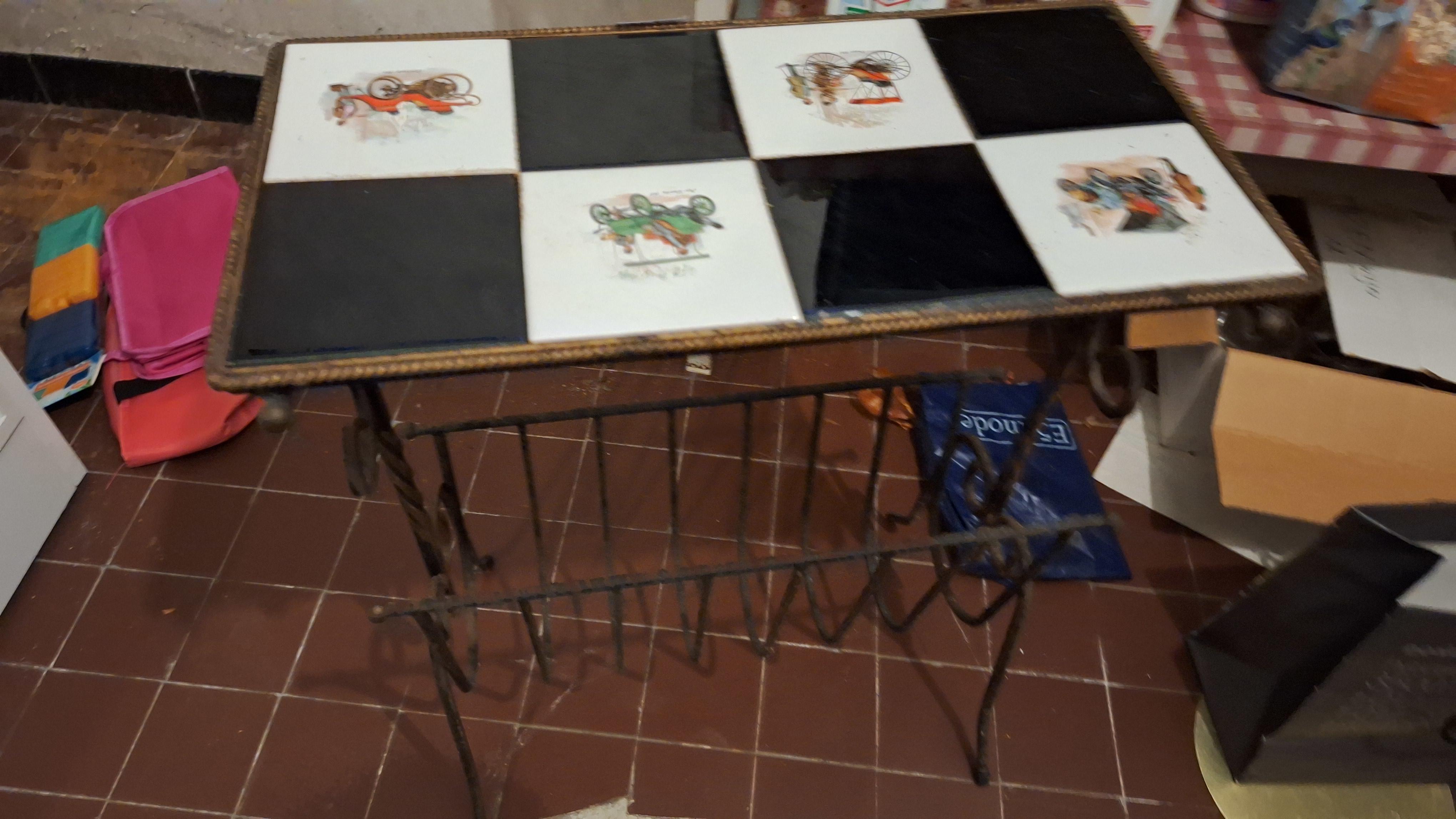 Vintage Siertafeltje met een dambordpatroon van tegels met oldtimer-afbeeldingen en een geïntegreerd lectuurbakje – foto 6 – kavel bij Goeiendeal, Houthalen-Helchteren