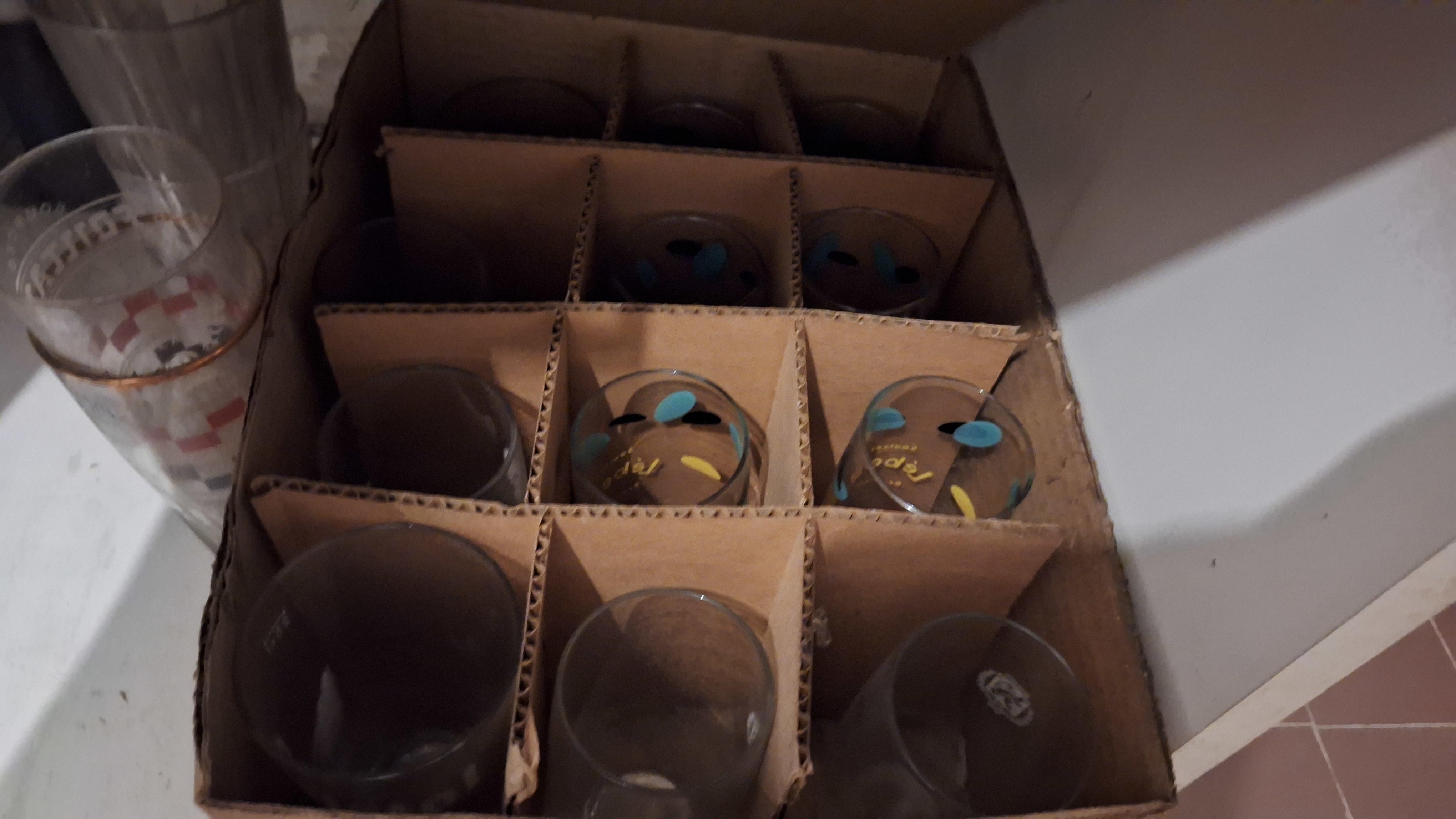 Inhoud van een voorraadkast bestaande uit diverse glazen weckpotten, conserven en flessen – foto 3 – kavel bij Goeiendeal, Houthalen-Helchteren
