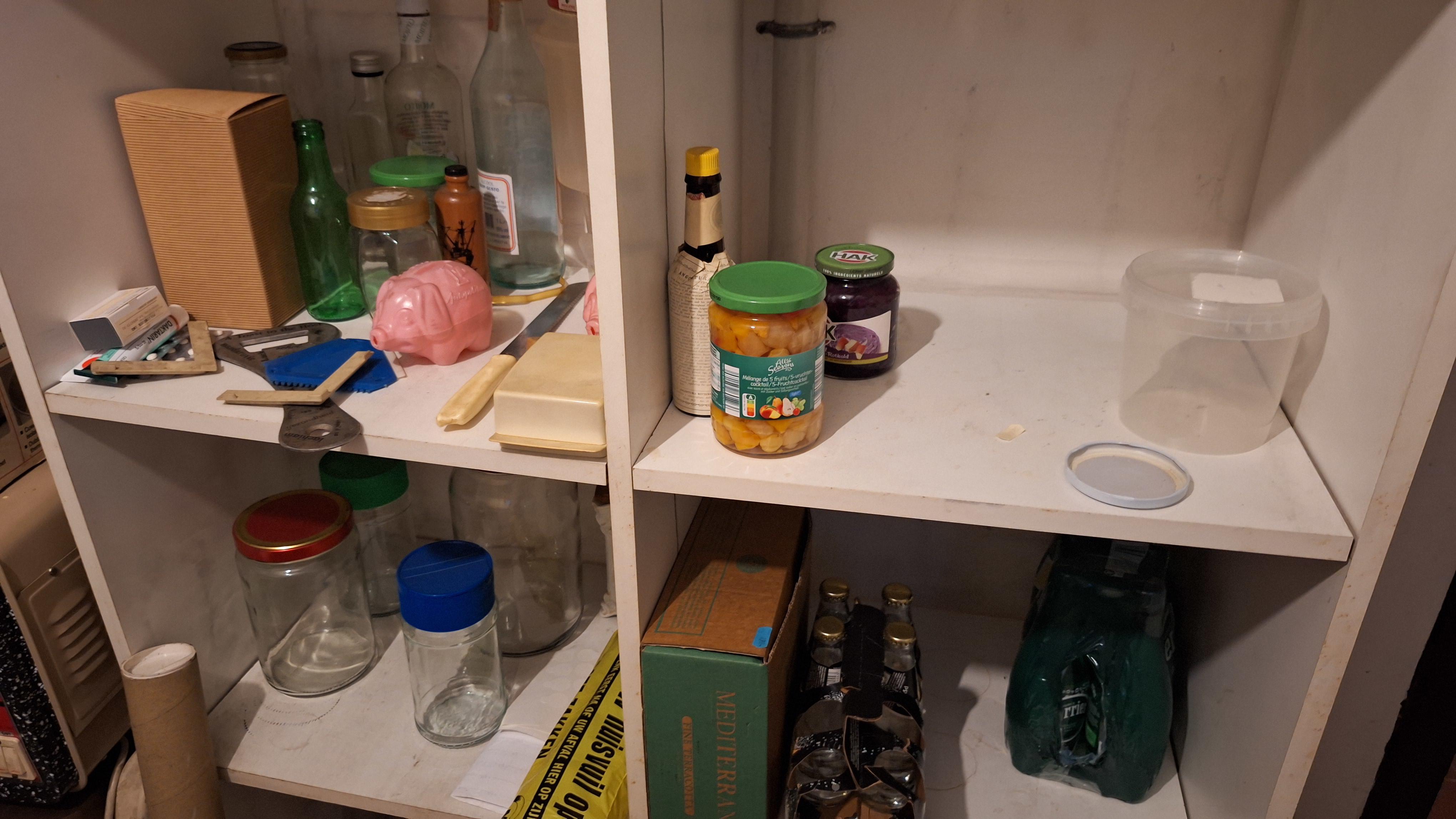 Inhoud van een voorraadkast bestaande uit diverse glazen weckpotten, conserven en flessen – foto 4 – kavel bij Goeiendeal, Houthalen-Helchteren