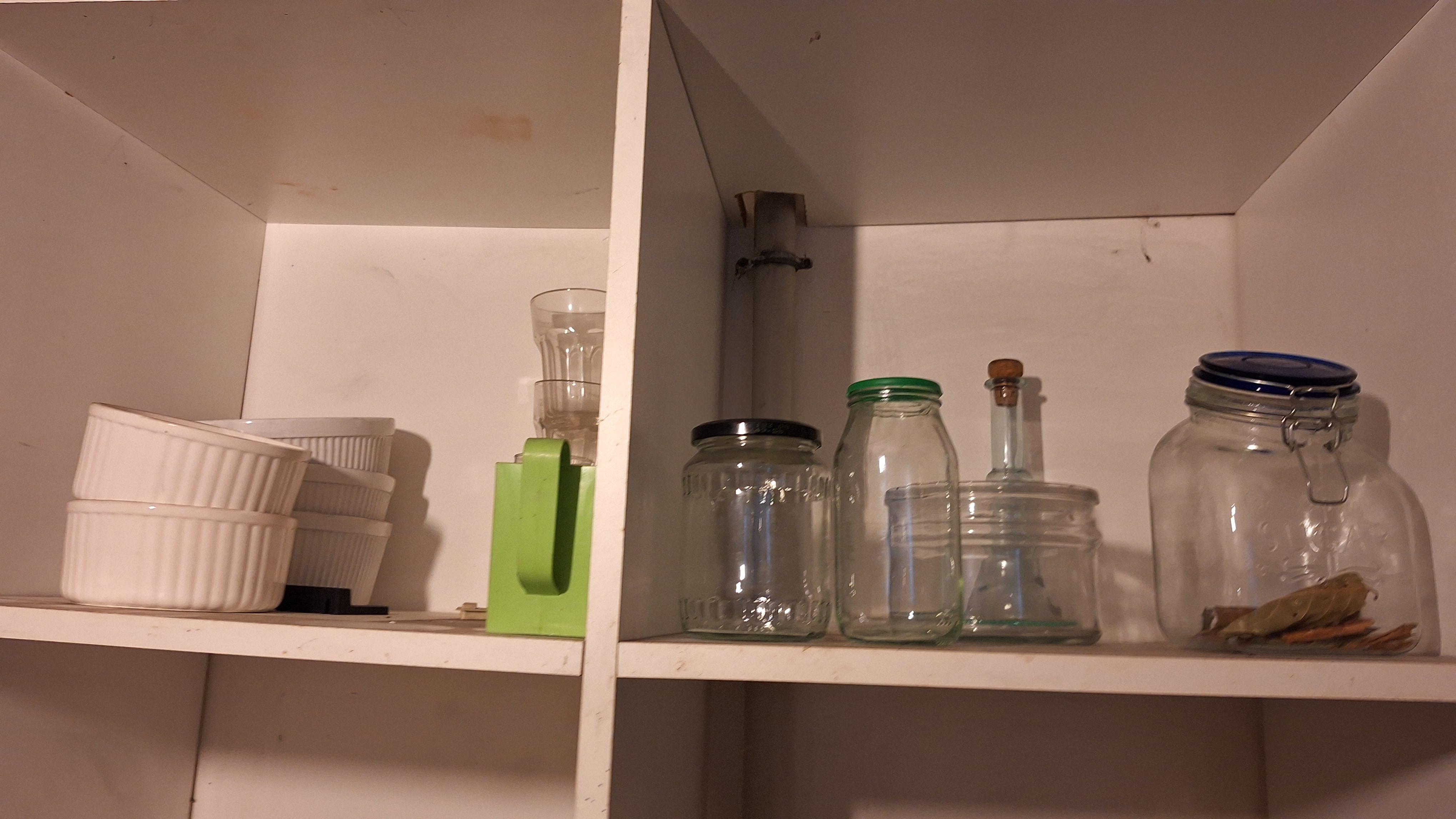 Inhoud van een voorraadkast bestaande uit diverse glazen weckpotten, conserven en flessen – foto 5 – kavel bij Goeiendeal, Houthalen-Helchteren