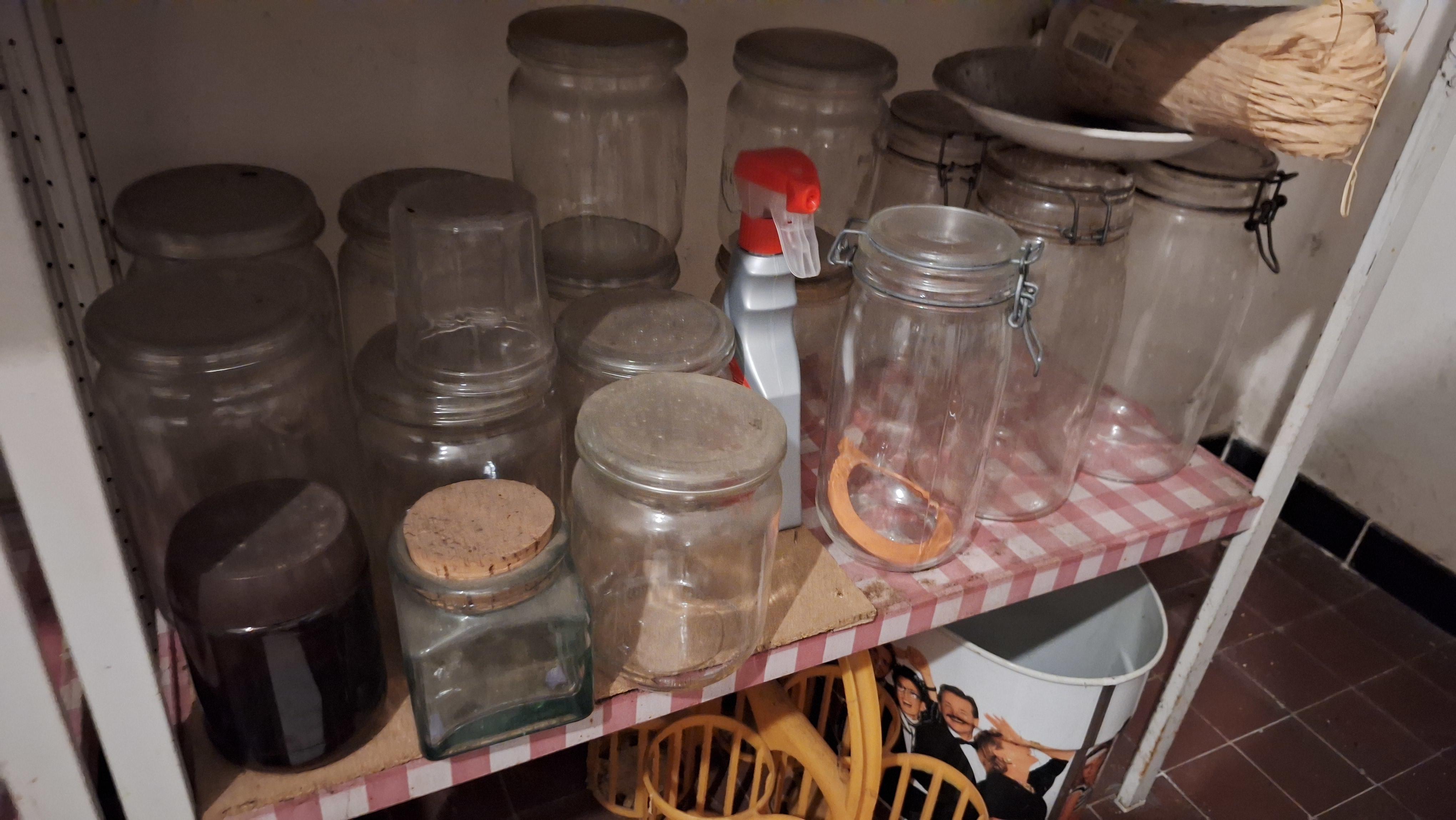 Inhoud van een stellingkast bestaande uit diverse schoonmaakproducten, glazen, pannen en keukenrol – foto 2 – kavel bij Goeiendeal, Houthalen-Helchteren