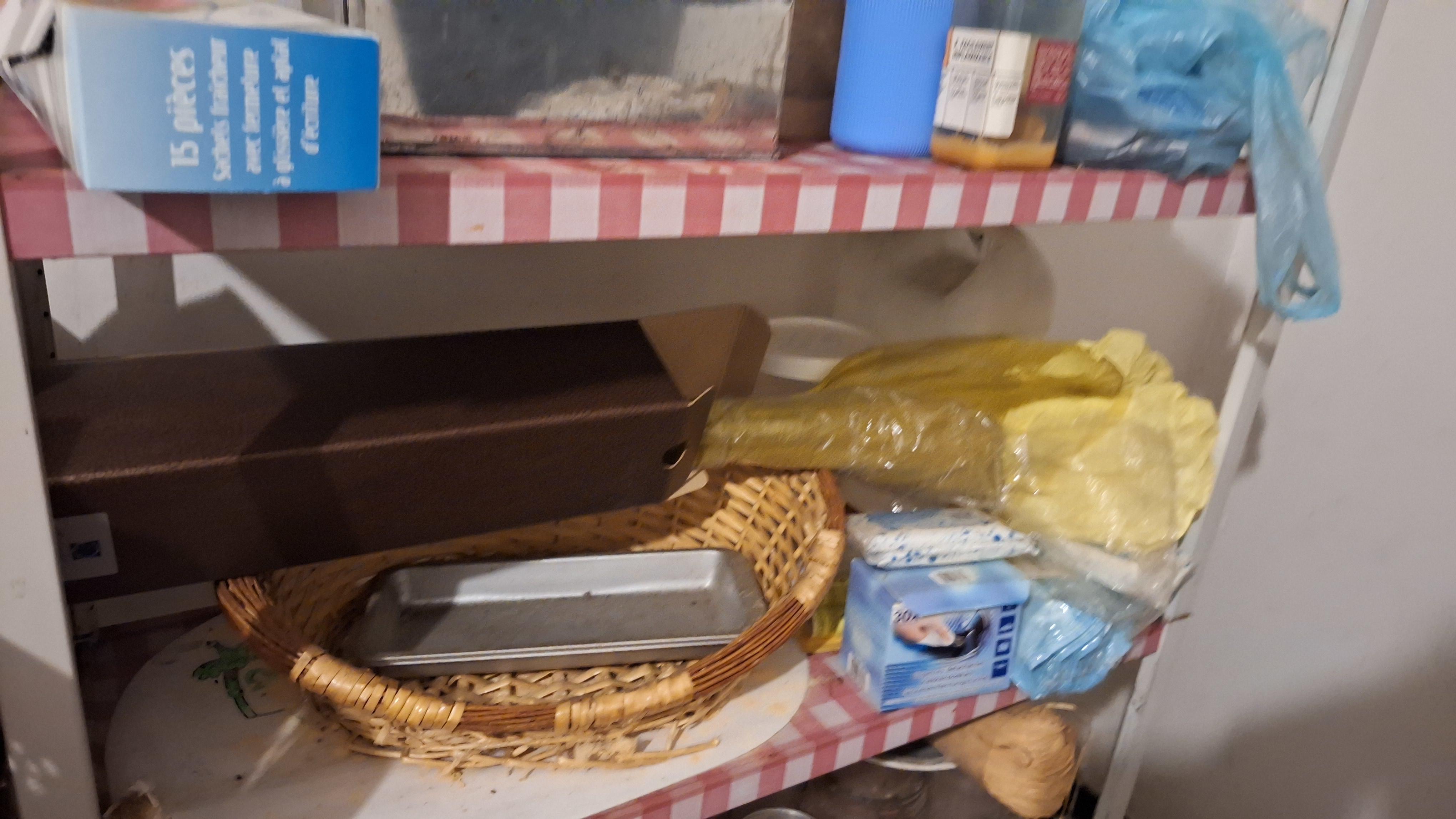 Inhoud van een stellingkast bestaande uit diverse schoonmaakproducten, glazen, pannen en keukenrol – foto 3 – kavel bij Goeiendeal, Houthalen-Helchteren