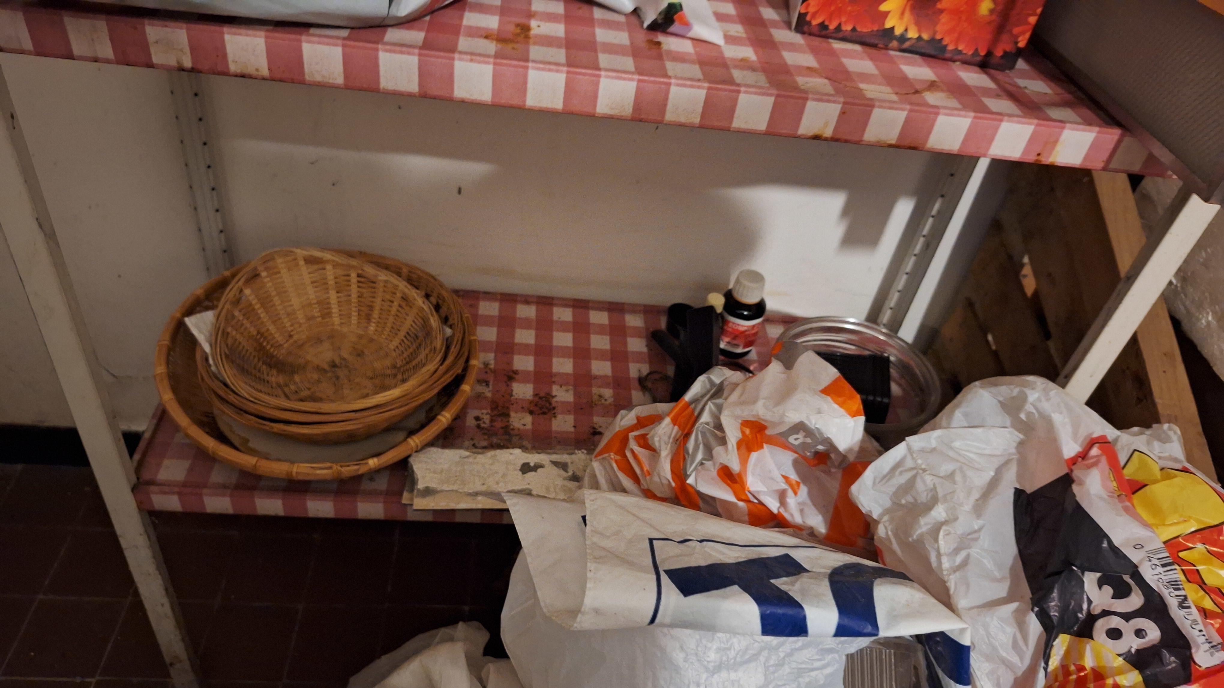 Inhoud van een metalen stellingkast bestaande uit manden, boeken en diverse glazen weckpotten – foto 3 – kavel bij Goeiendeal, Houthalen-Helchteren