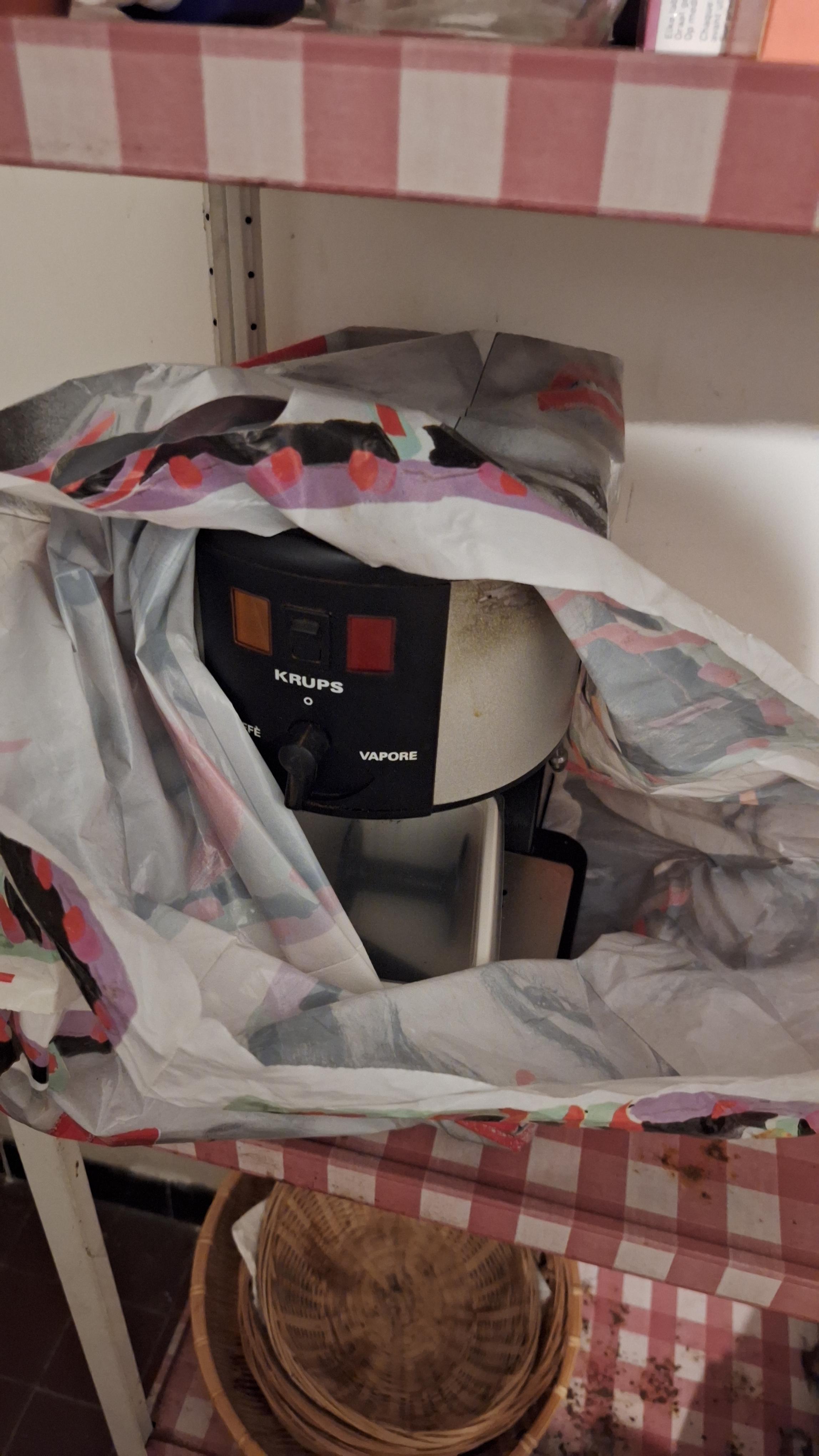 Inhoud van een metalen stellingkast bestaande uit manden, boeken en diverse glazen weckpotten – foto 4 – kavel bij Goeiendeal, Houthalen-Helchteren